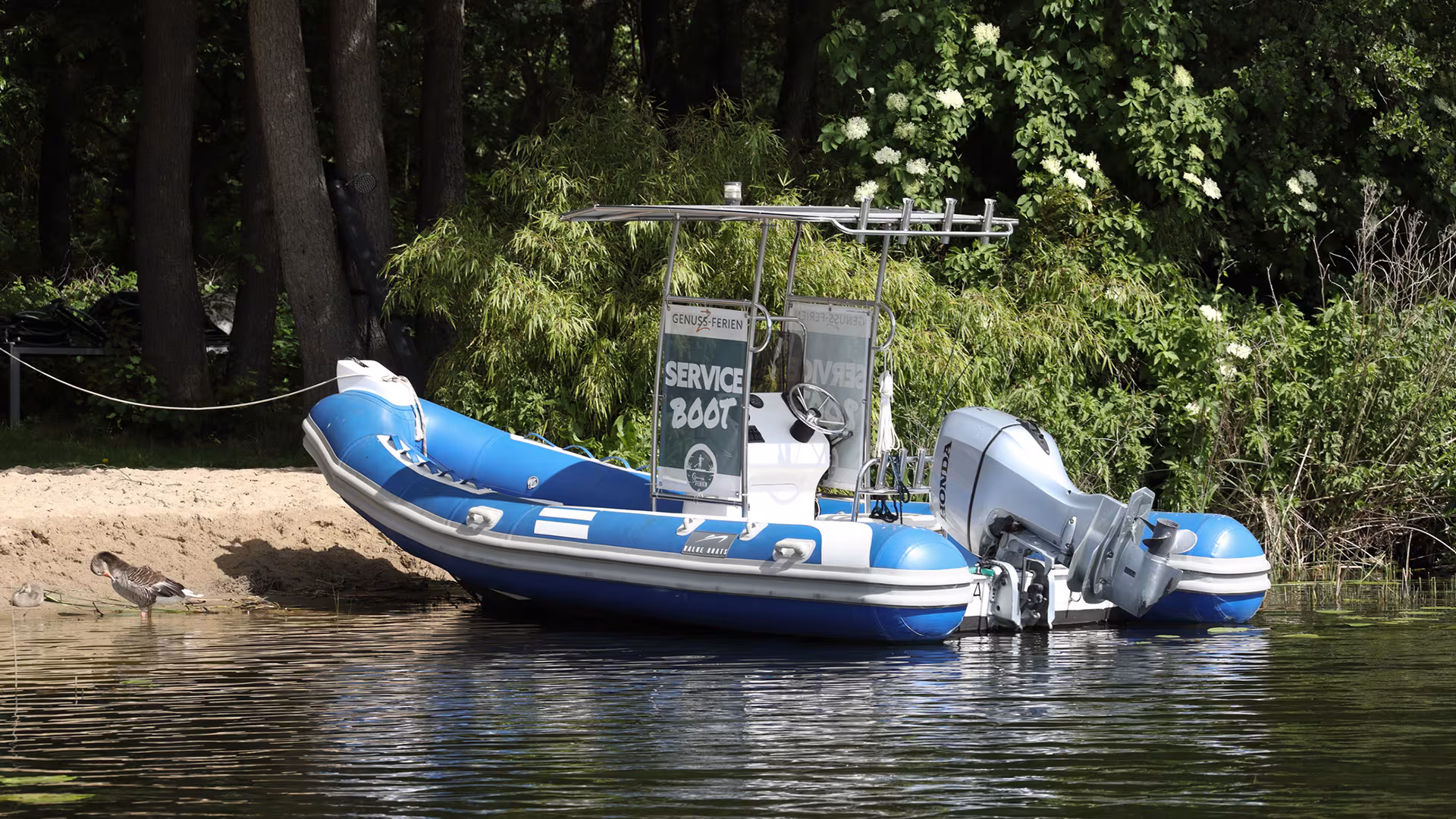 Service-Boot des Bootsverleihs in Jabel an der Müritz