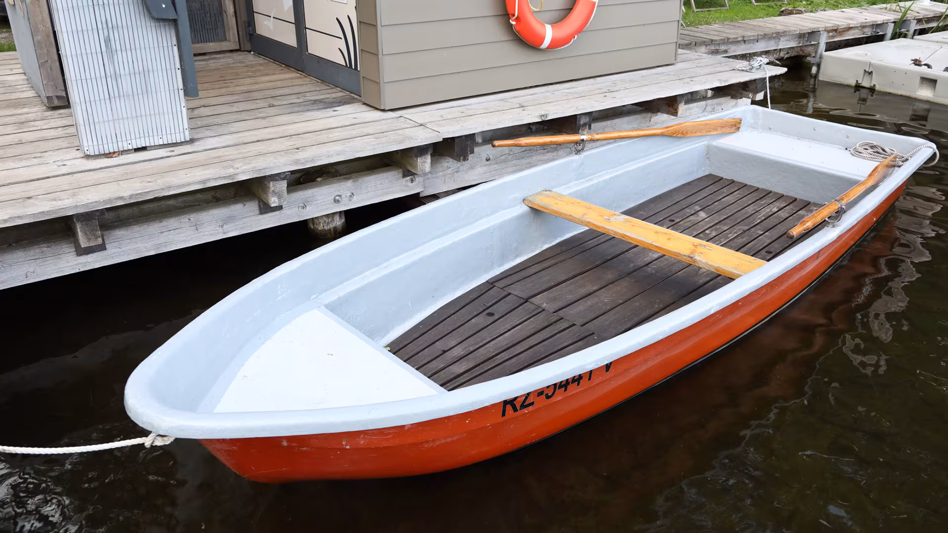 Ruderboot am Steg in Jabel an der Müritz