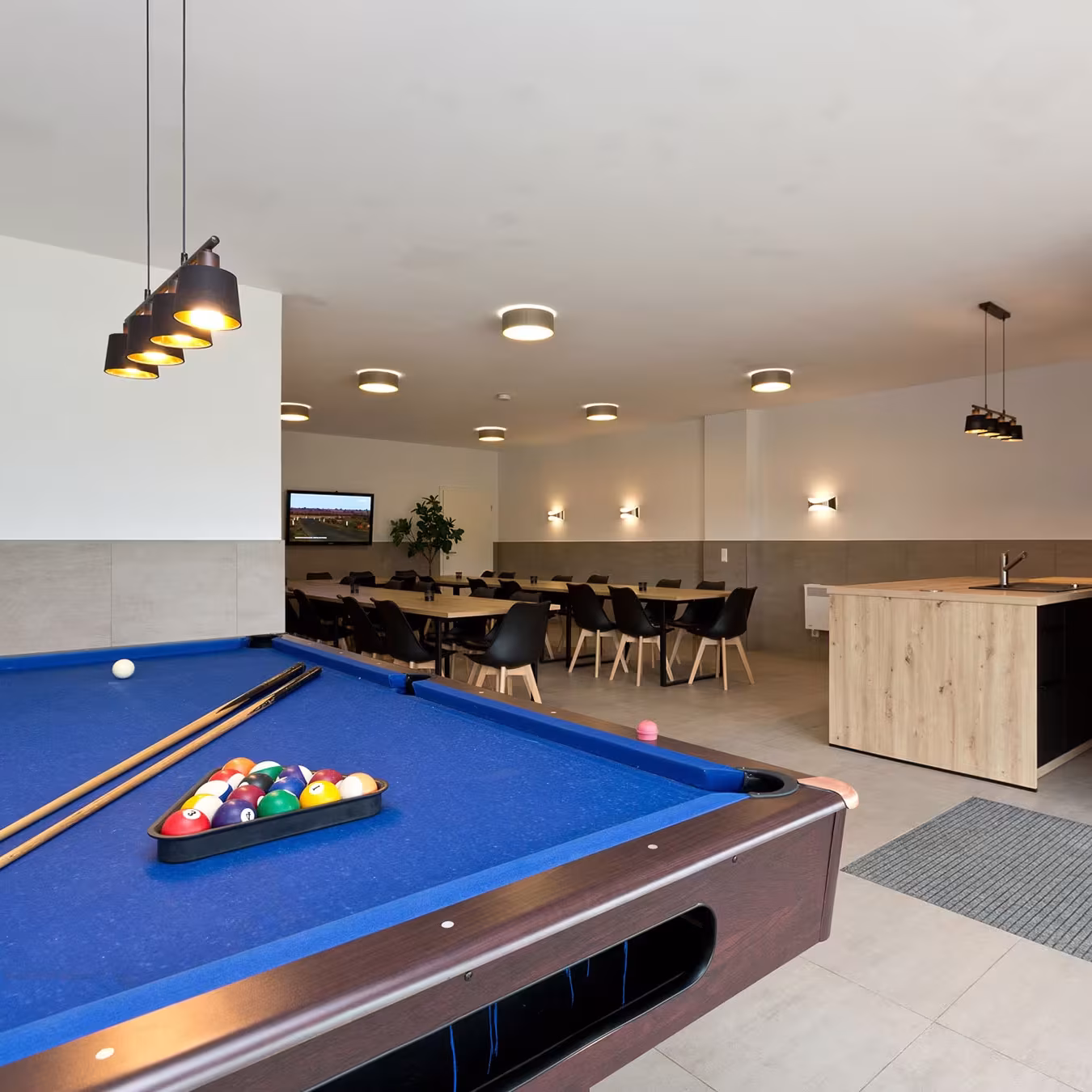 Aufenthaltsraum mit Billardtisch im Ferienhaus für Gruppen an der Müritz in Jabel