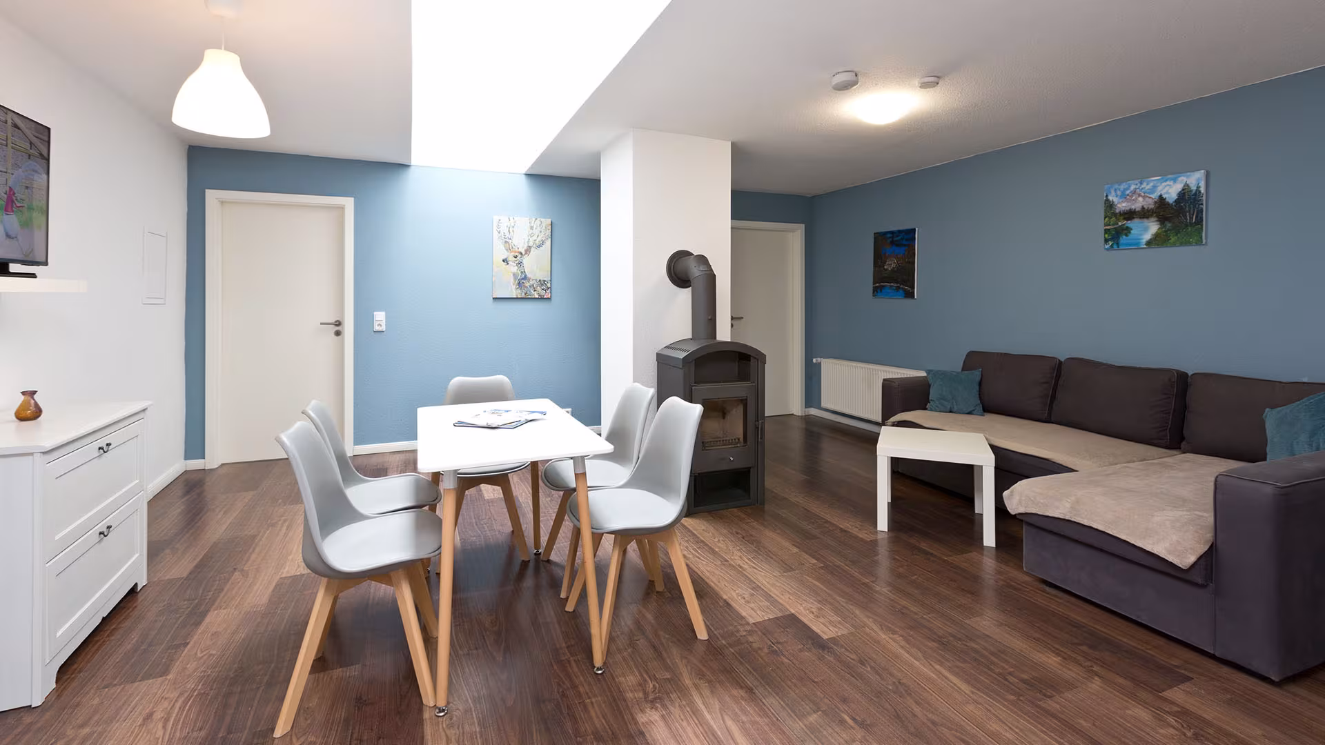Wohn- und Essbereich mit Kaminofen in der Ferienwohnung an der Müritz in Jabel