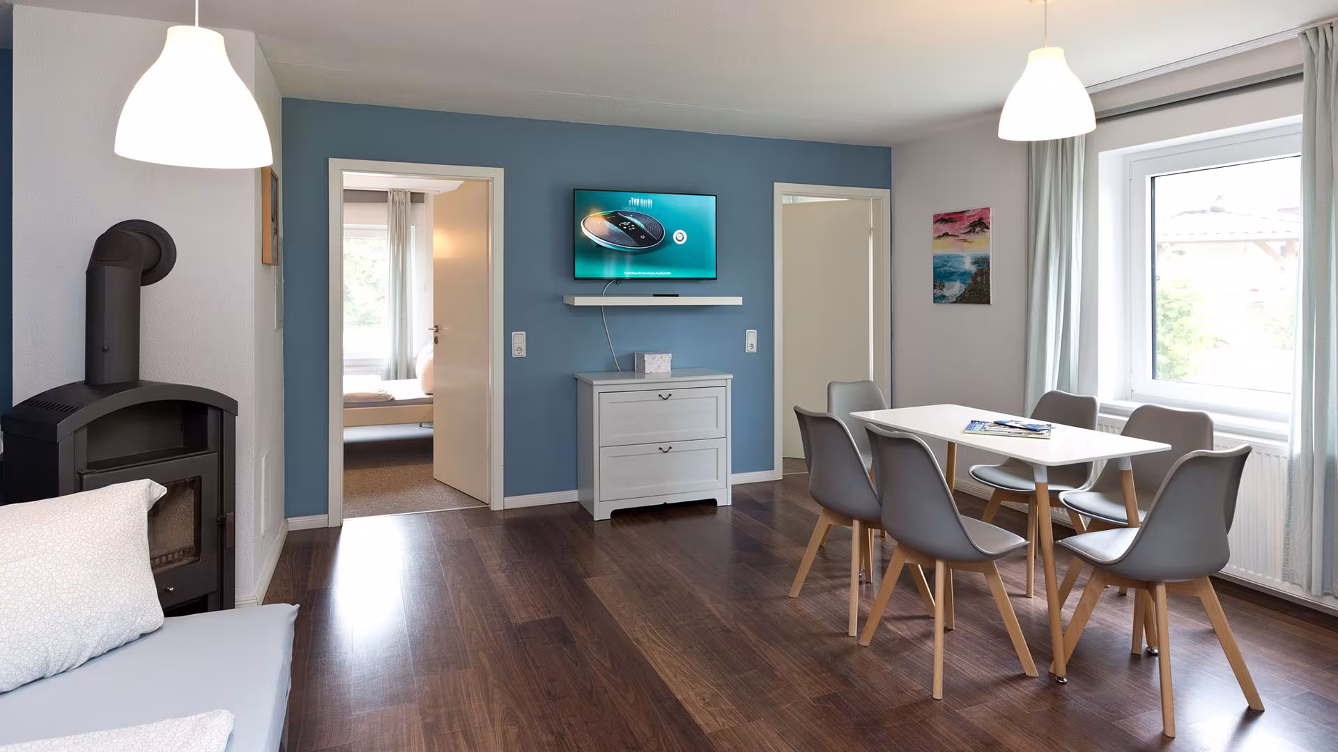 Wohnzimmer mit Kaminofen und Essplatz in der Ferienwohnung an der Müritz in Jabel