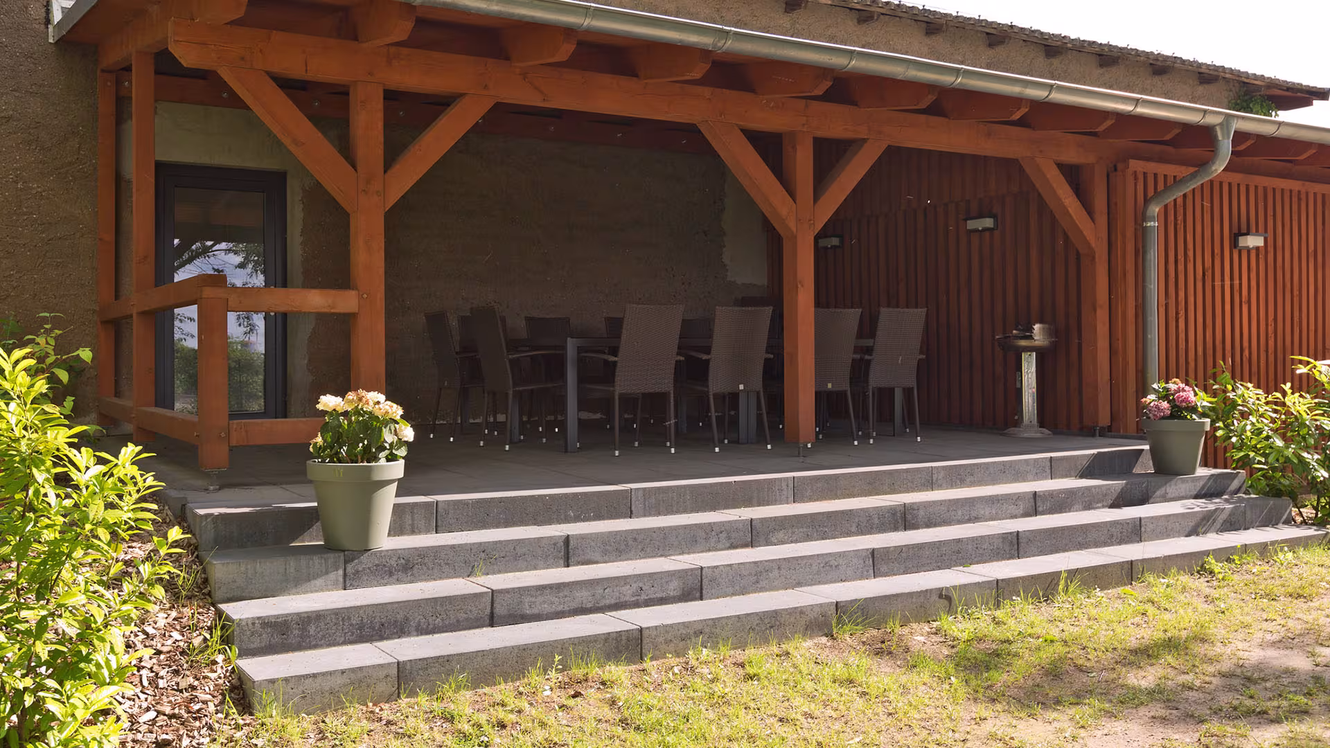Terrasse mit Sitzplätzen am Ferienhaus in Jabel an der Müritz