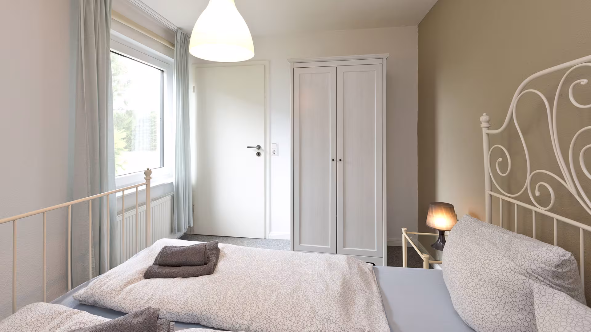 Helles Schlafzimmer mit Doppelbett in der Ferienwohnung an der Müritz in Jabel