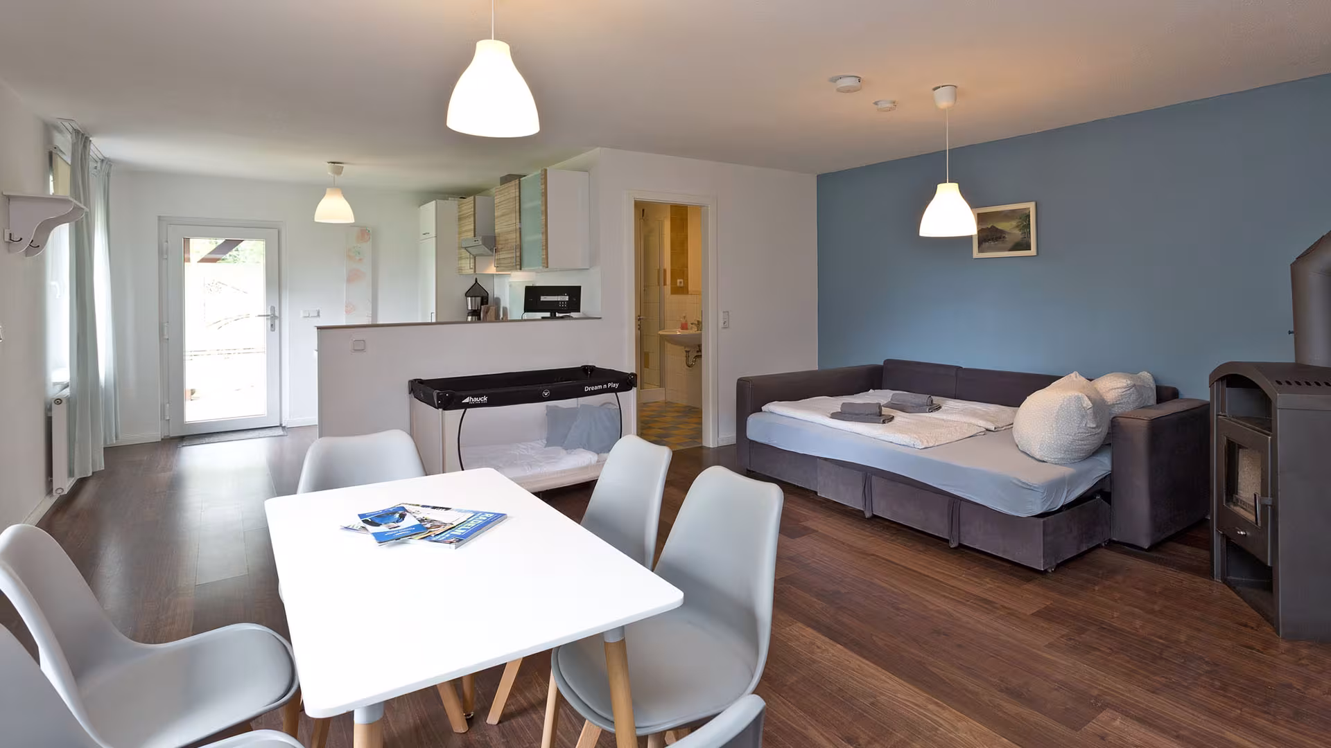 Zimmer mit Bett und Küchenzeile in der Ferienwohnung an der Müritz in Jabel
