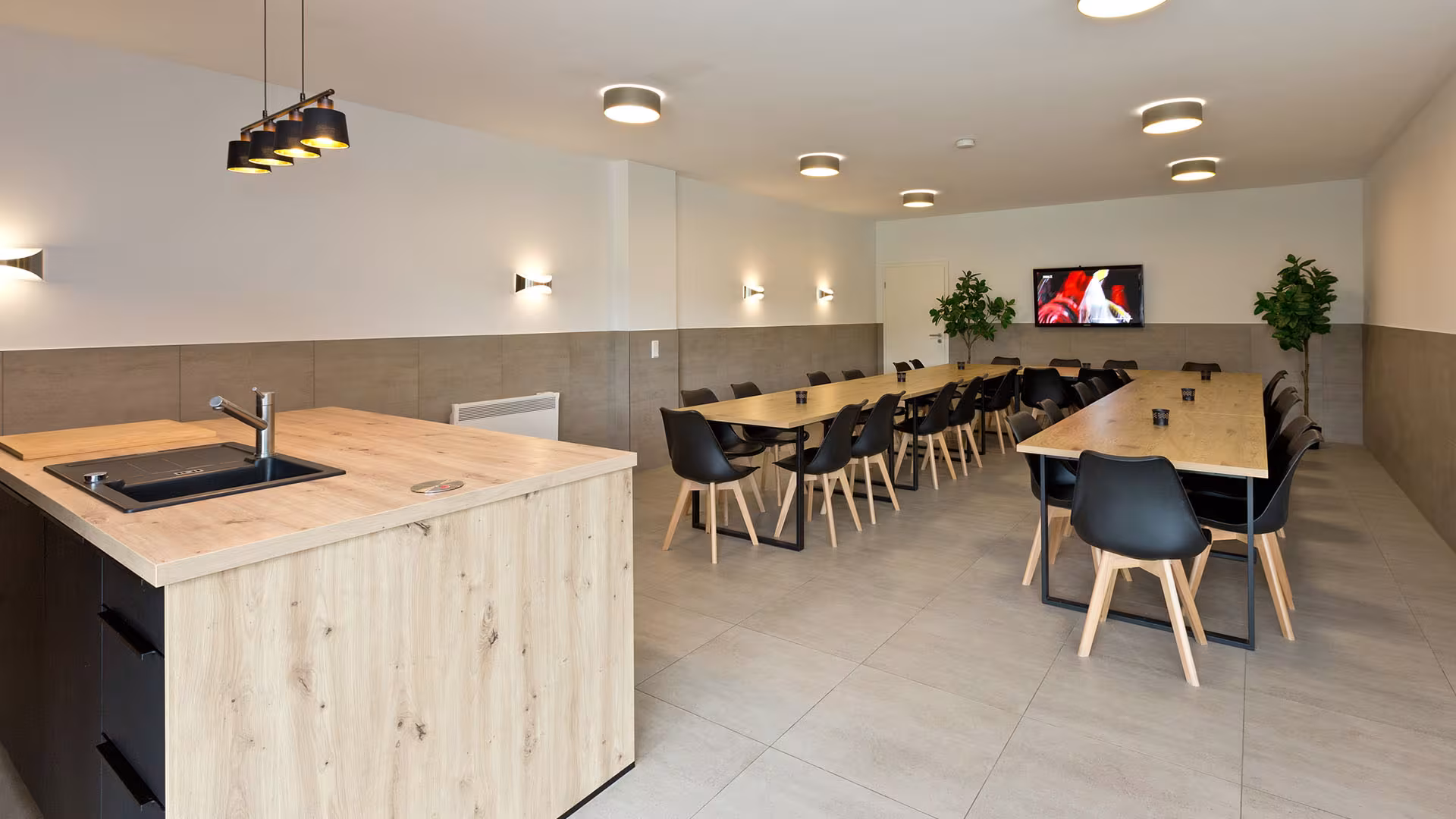 Großer Essraum mit Küche im Ferienhaus für Gruppen an der Müritz in Jabel