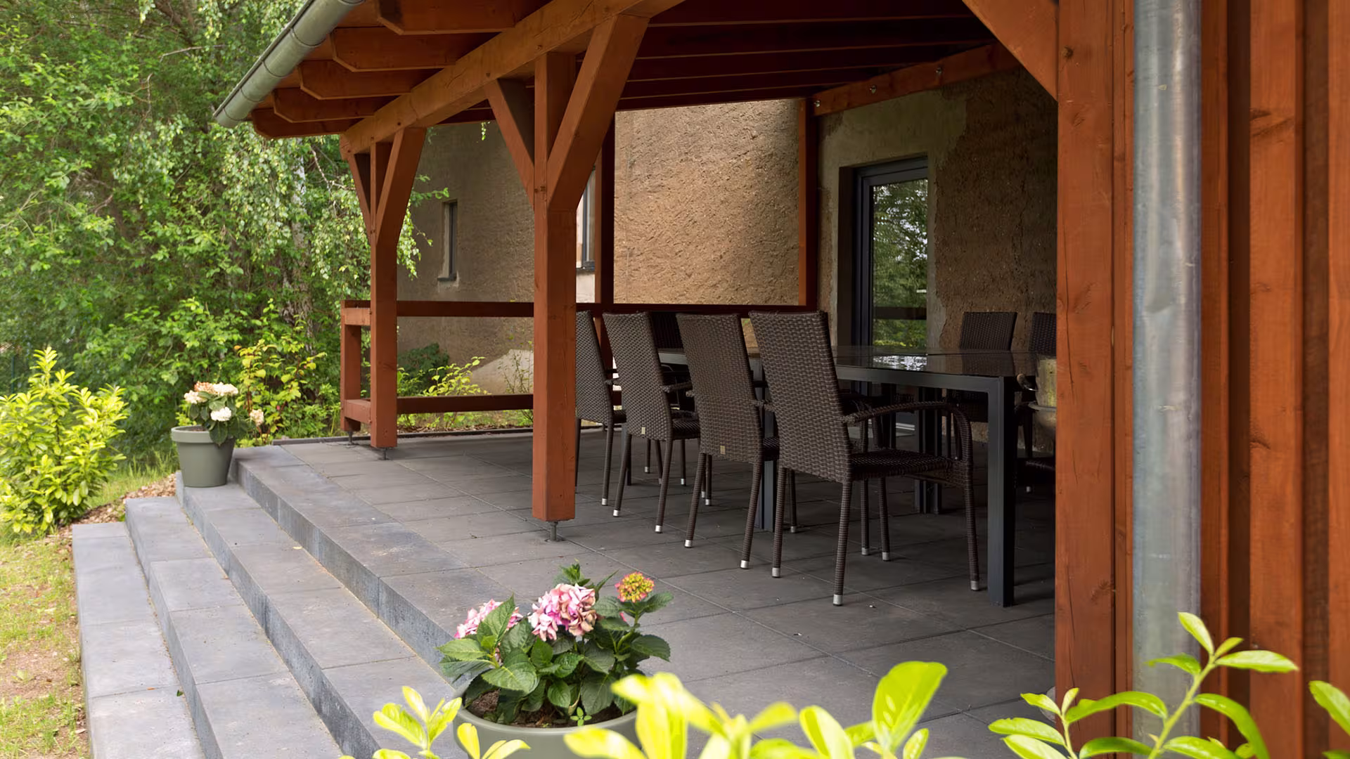 Überdachte Terrasse mit Sitzplatz am Ferienhaus in Jabel an der Müritz