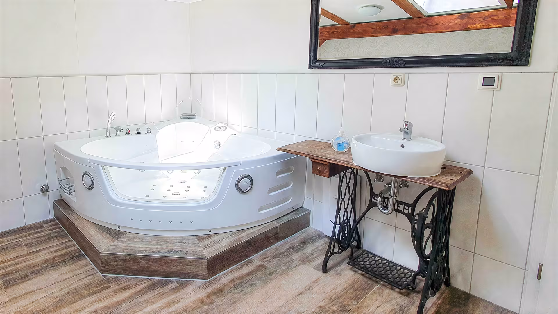 Badezimmer mit Whirlpool-Badewanne im Ferienhaus an der Müritz in Jabel