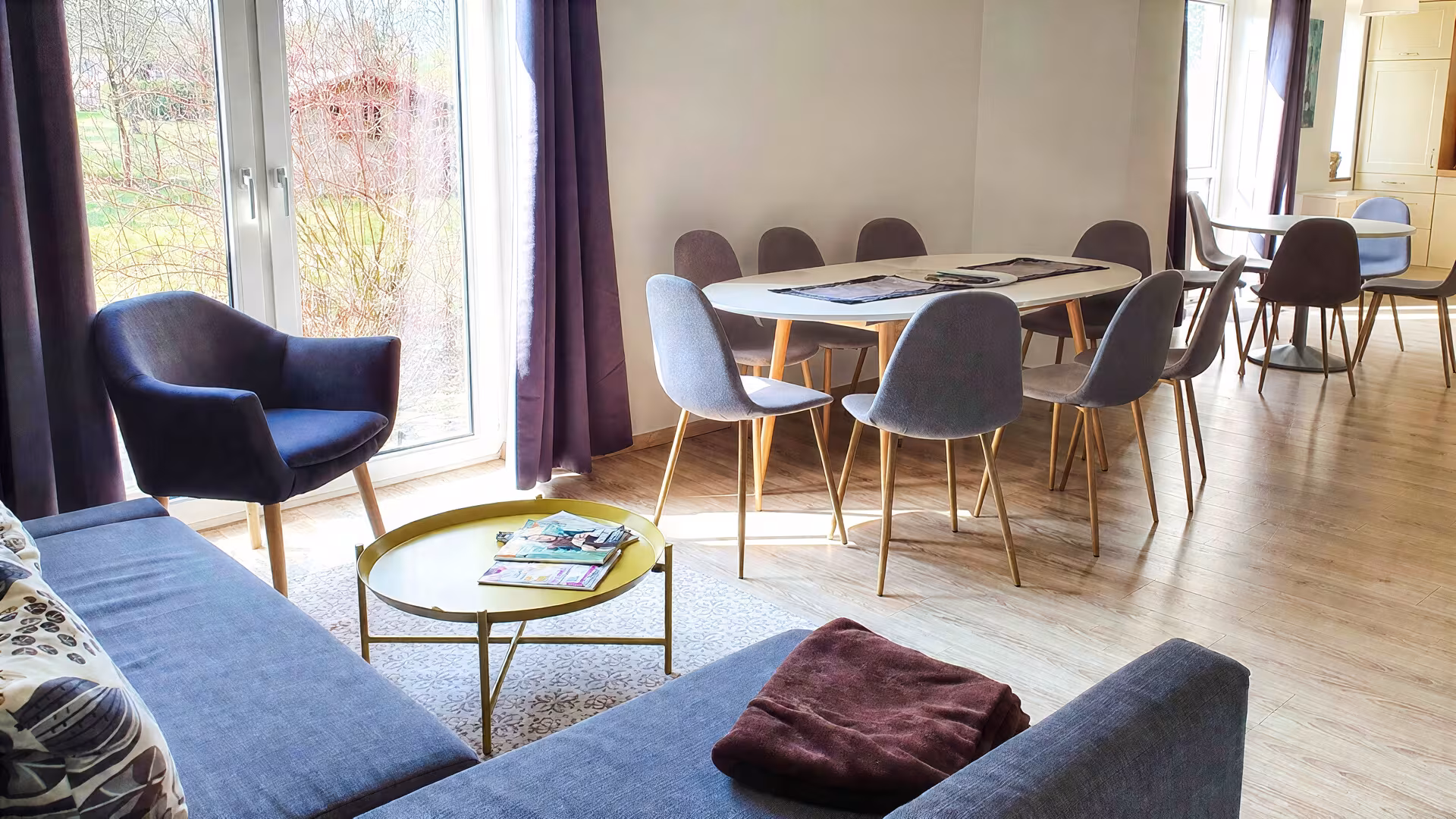 Essbereich mit Esstisch und Sessel im Ferienhaus an der Müritz in Jabel