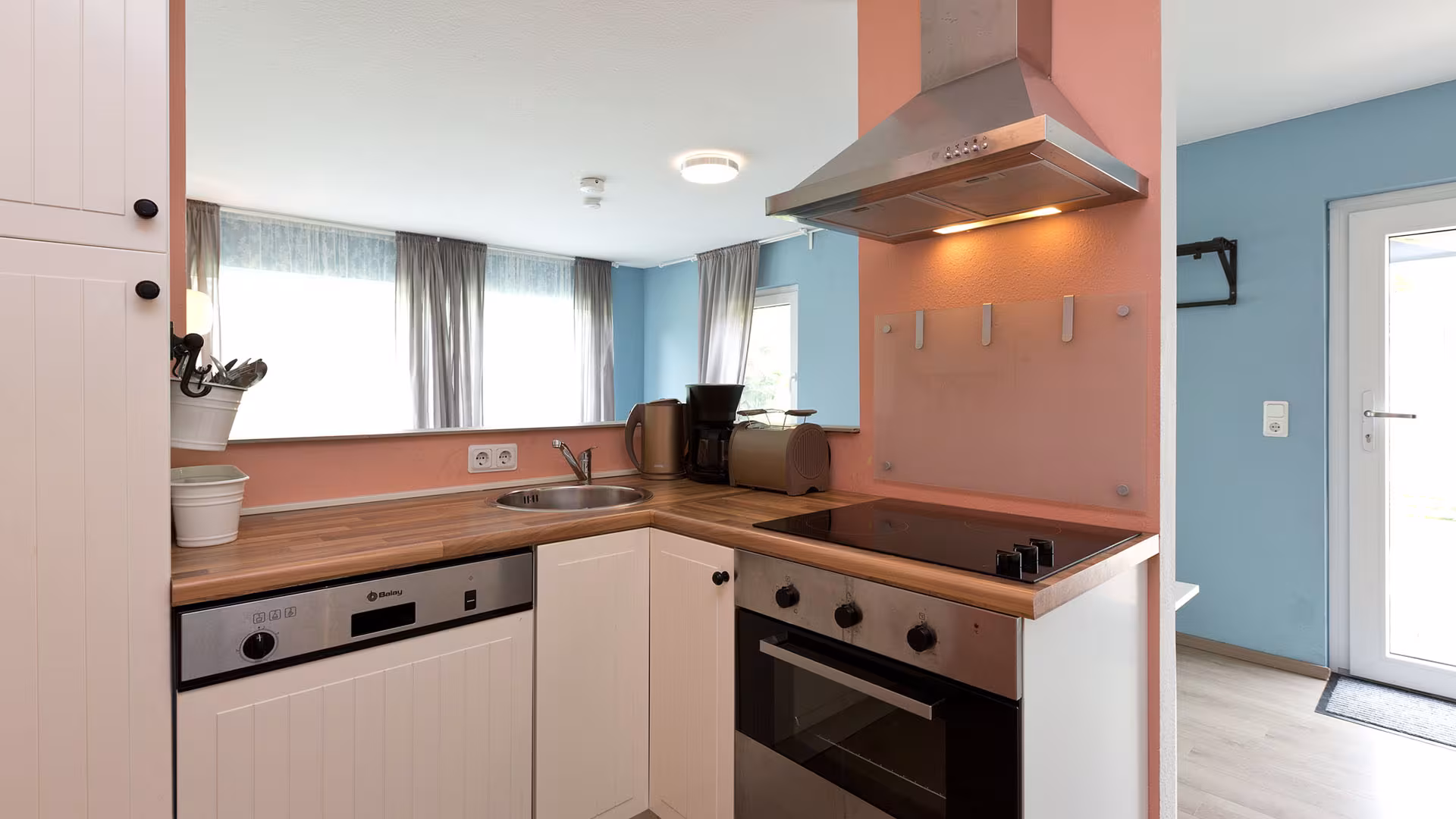 Küche mit Kochfeld und Fenster in der Ferienwohnung an der Müritz in Jabel