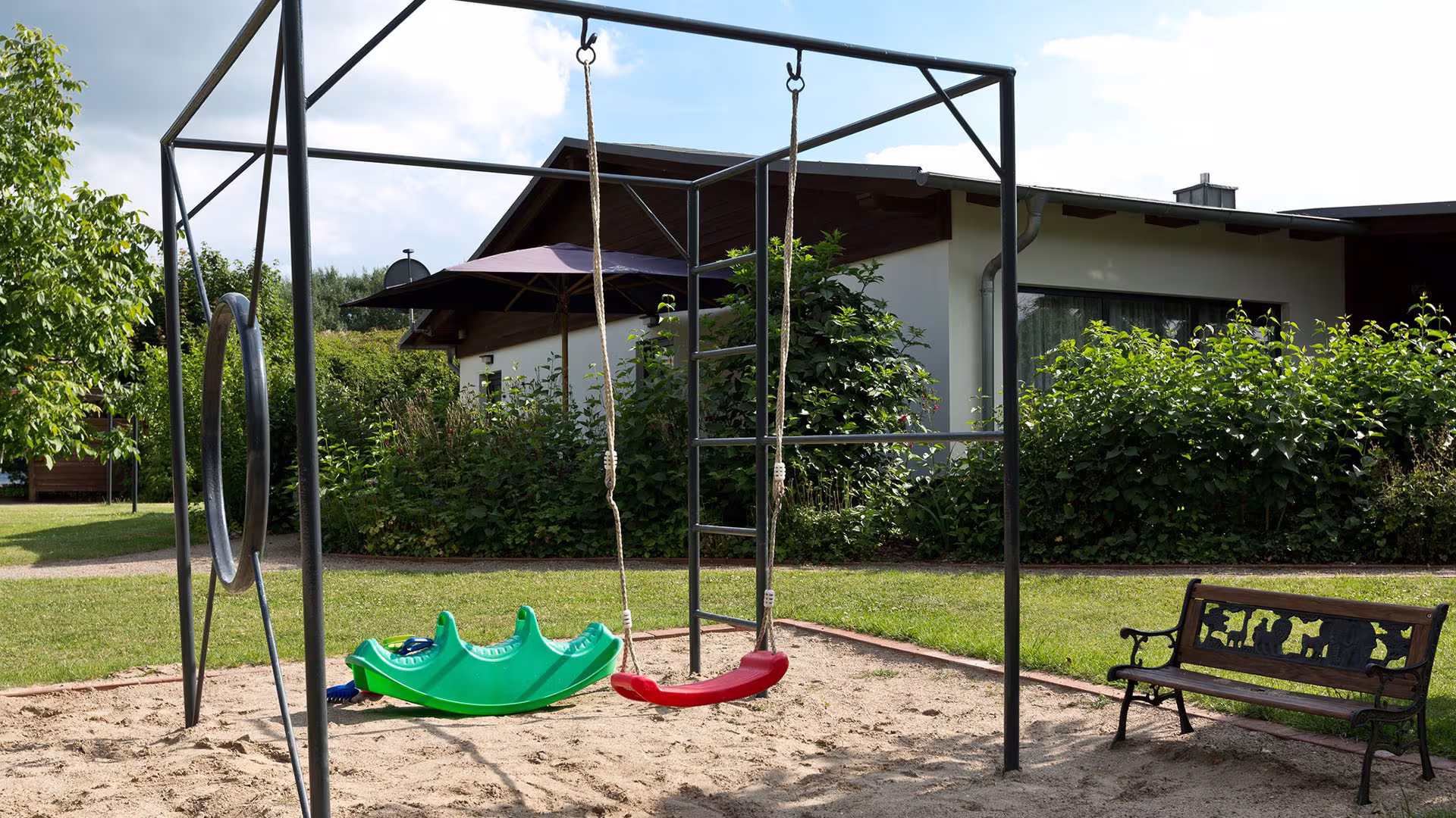 Terrasse mit Garten am Ferienhaus in Jabel an der Müritz
