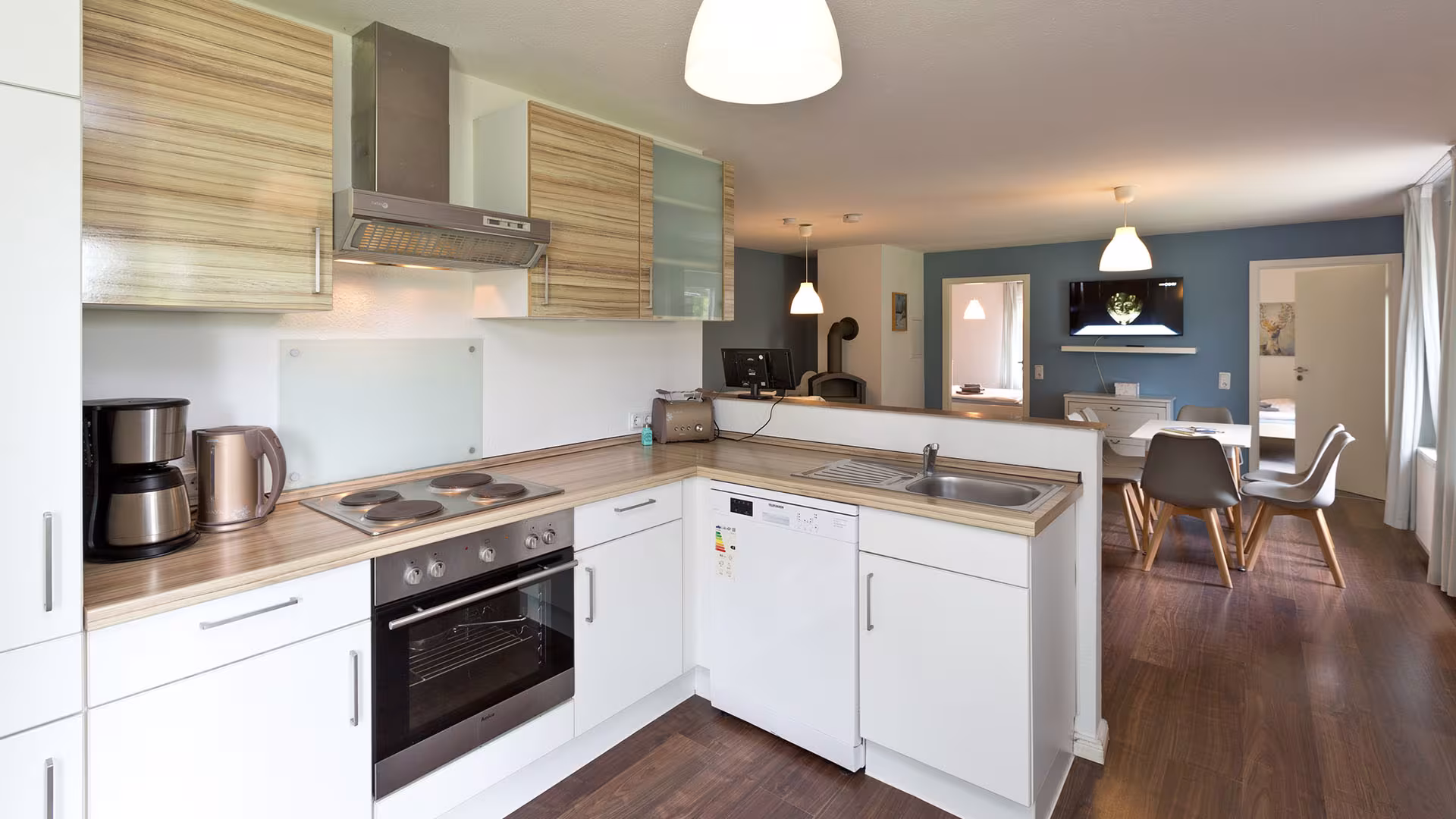 Küche mit Essbereich in der Ferienwohnung an der Müritz in Jabel