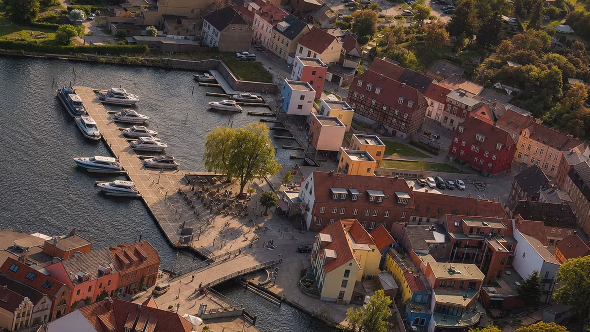 Hafen mit Fachwerkhäusern in einer Kleinstadt an der Müritz