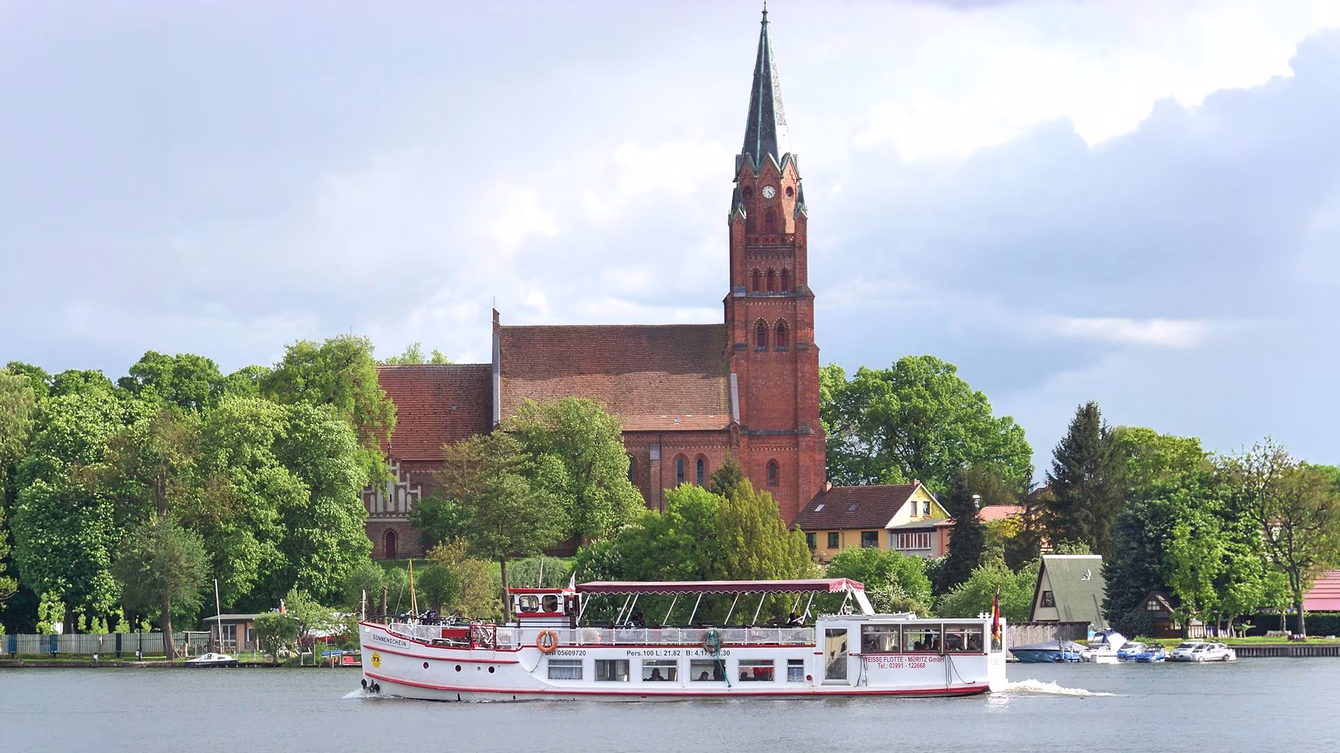 Historische Backsteinkirche in einer Stadt an der Müritz