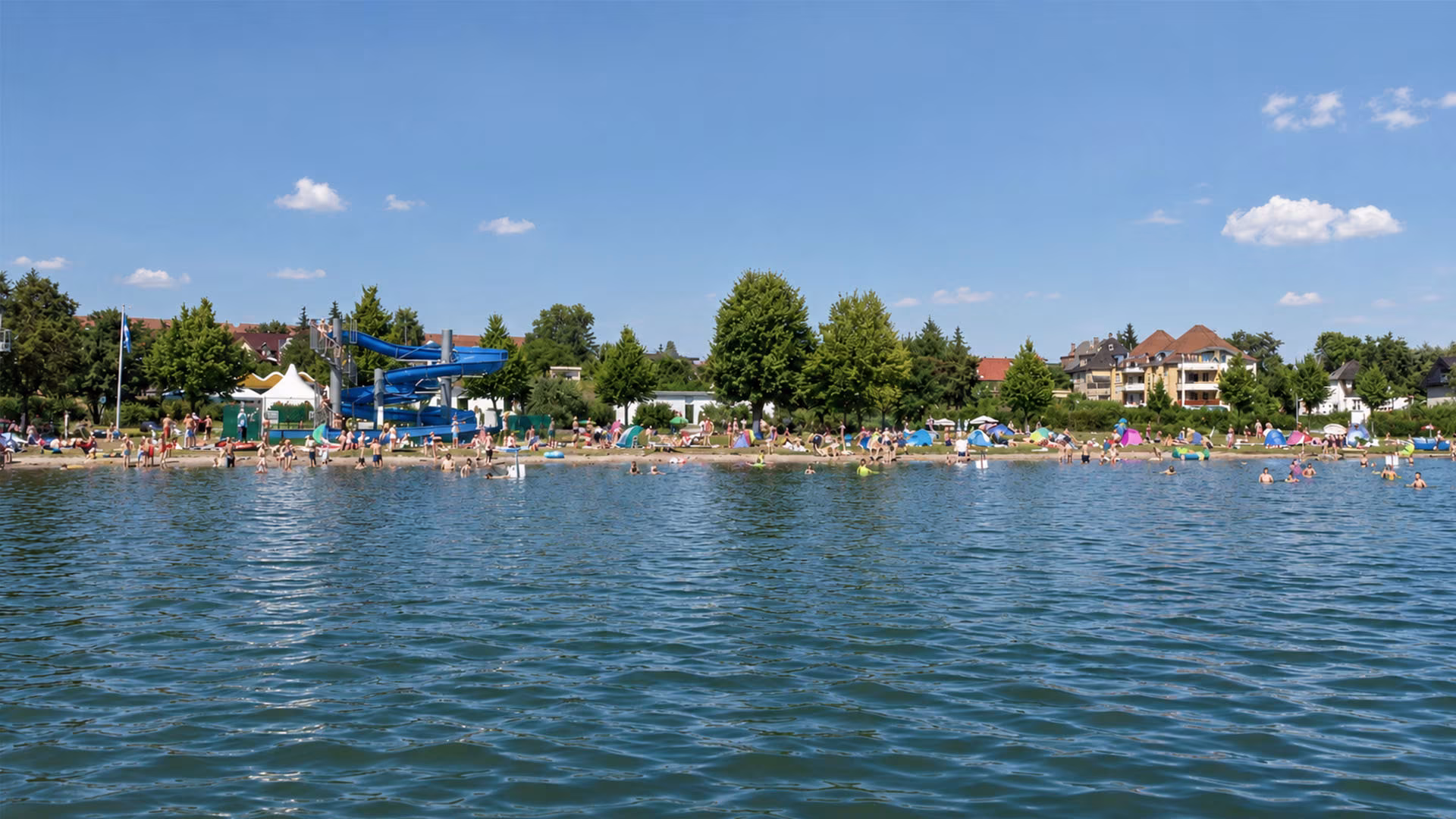 Strandbad am Seeufer in Waren (Müritz) mit Wasserrutsche