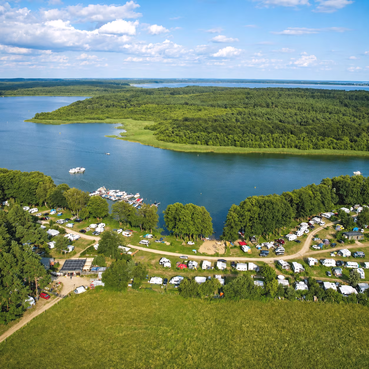 Luftbild vom Jabelschen See mit Campingplatz an der Müritz