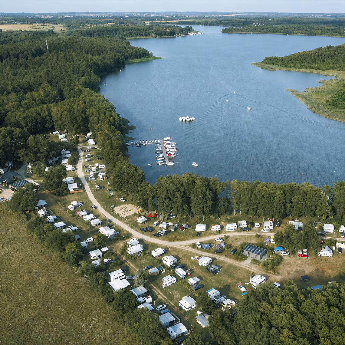 Luftaufnahme des Campingplatzes Jabel direkt am Jabelschen See an der Müritz