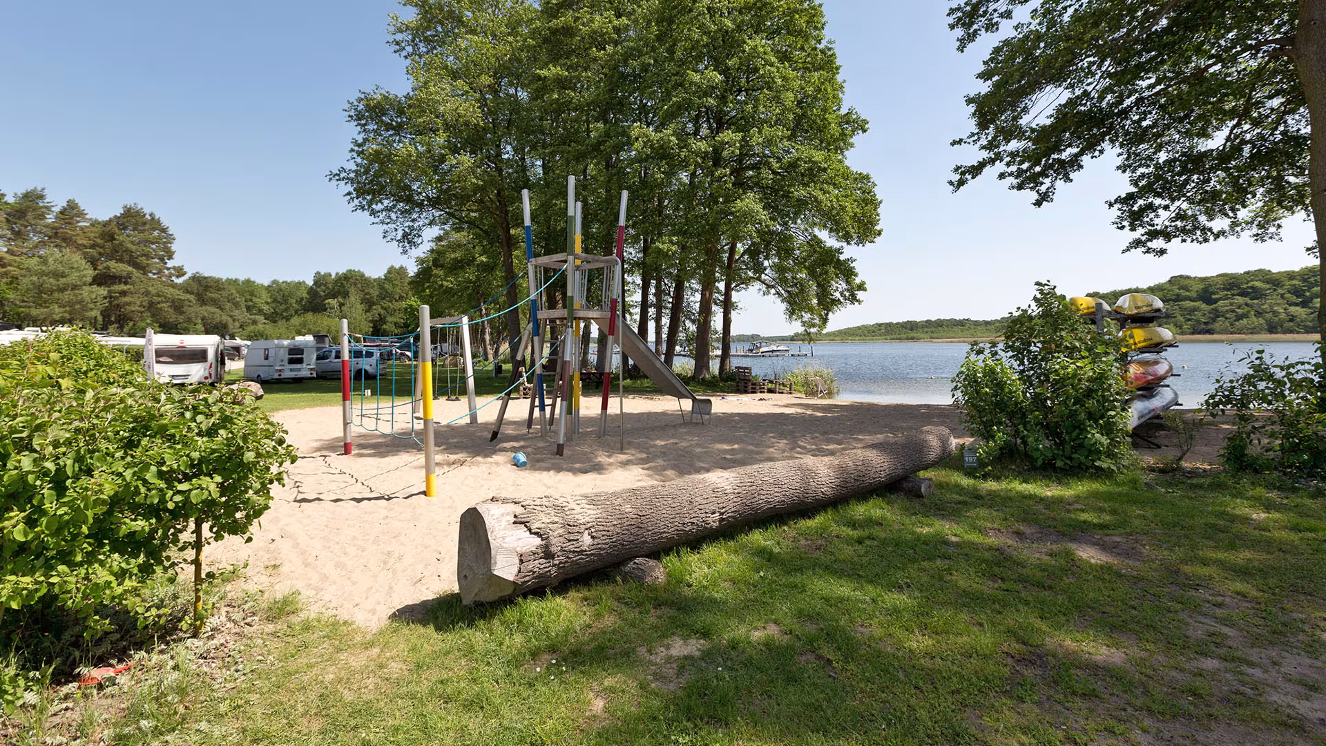 Spiel- und Strandbereich am Ufer des Campingplatzes