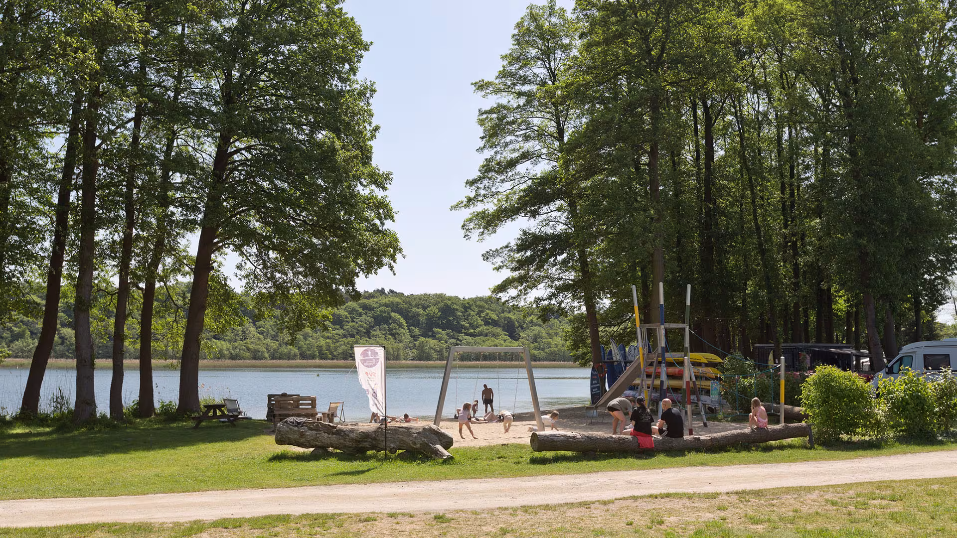 Liegewiese und Strand am Jabelschen See mit Bootssteg