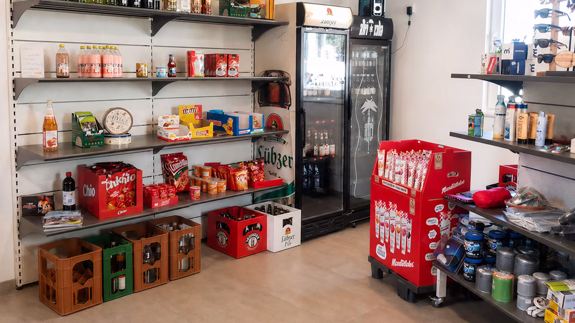 Kiosk mit Lebensmitteln und Getränken auf dem Campingplatz