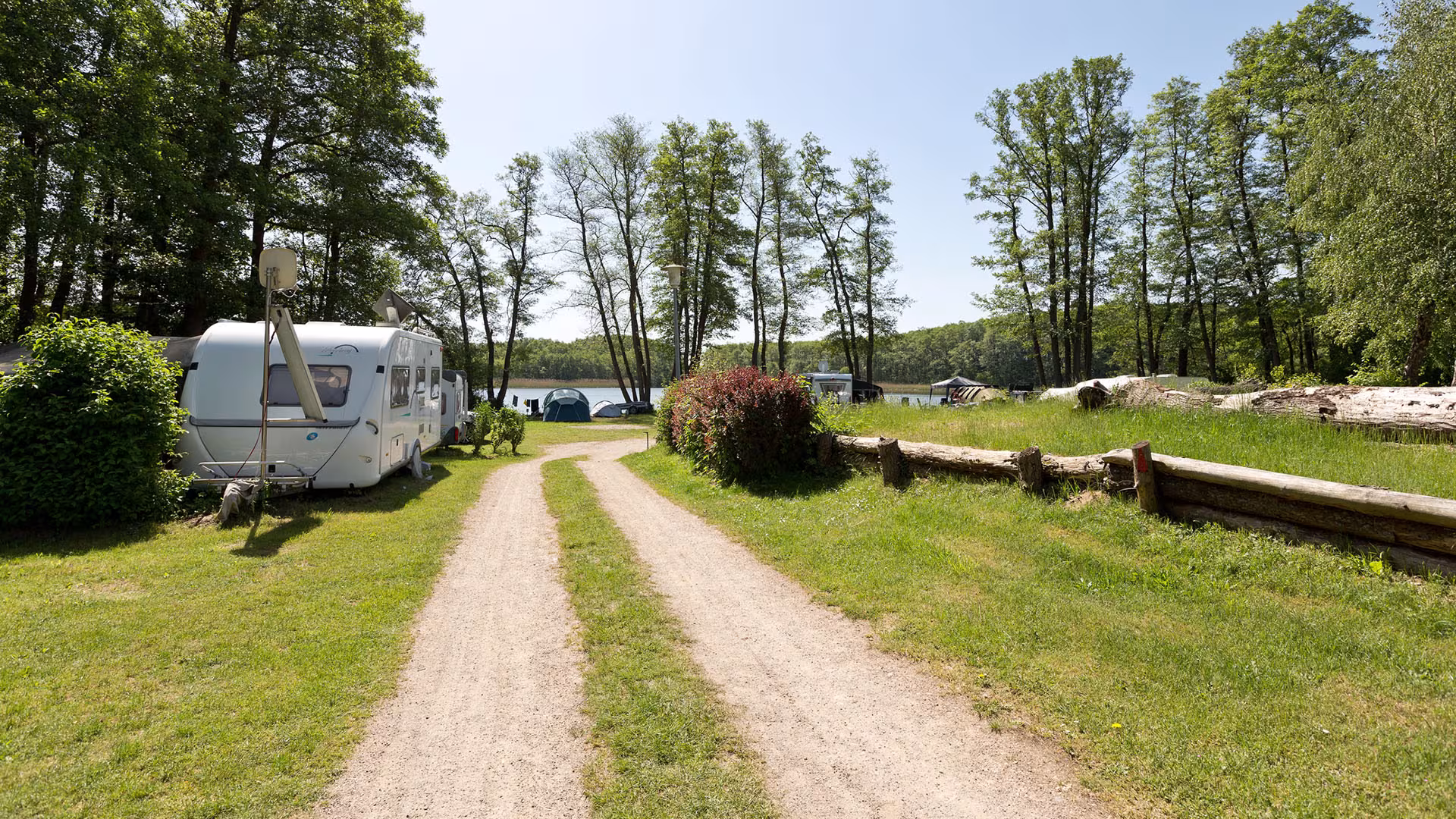Weg über den Naturcampingplatz mit Wohnwagen