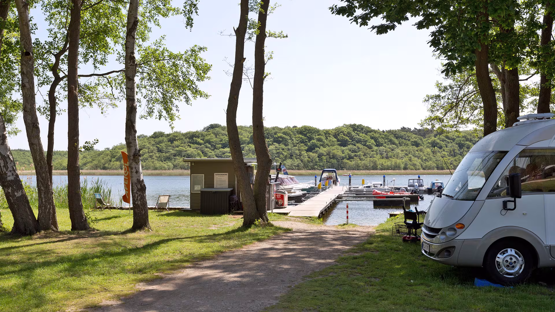 Bootssteg mit Mietbooten am Campingplatz Jabel an der Müritz