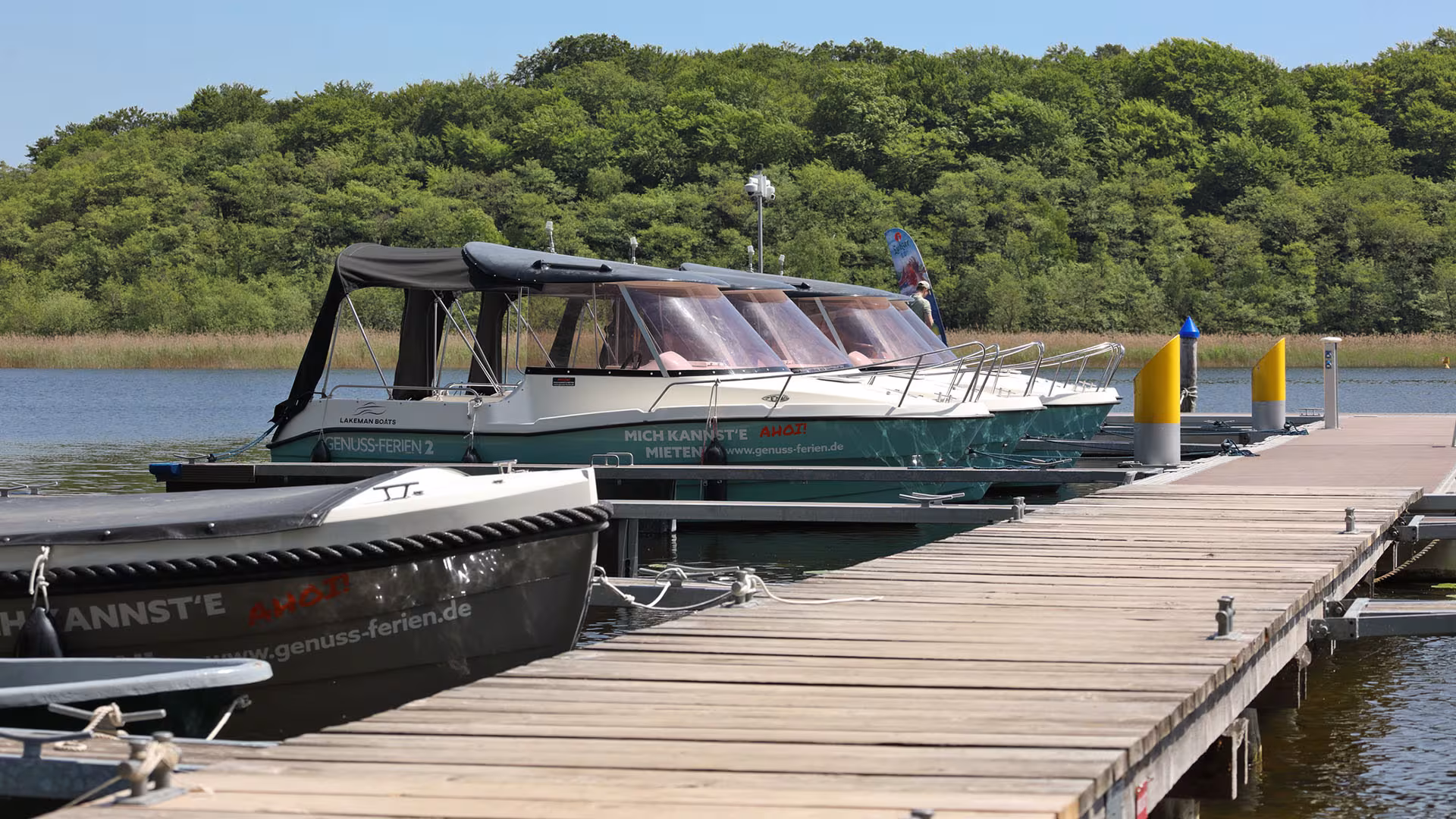 Hausboot am Steg im Hafen in Jabel an der Müritz