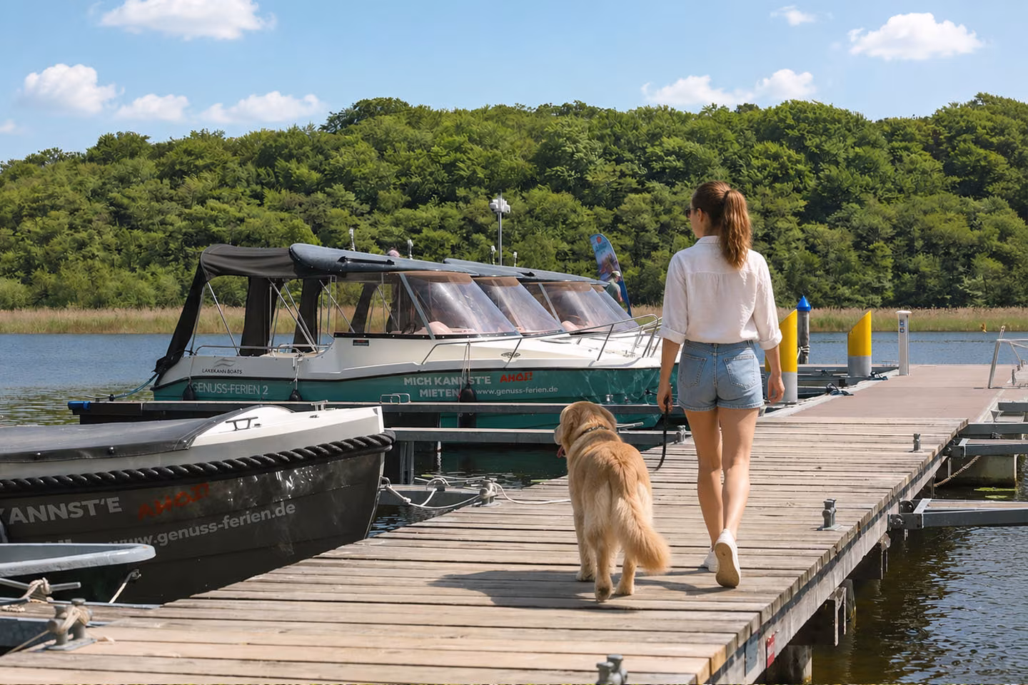 Spaziergang mit Hund am Steg des Hafens in Jabel an der Müritz