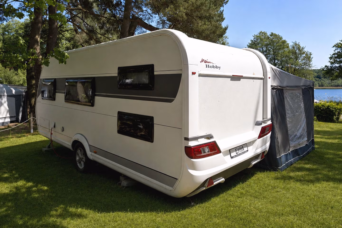 Miet-Wohnwagen mit Vorzelt auf dem Campingplatz Jabel an der Müritz