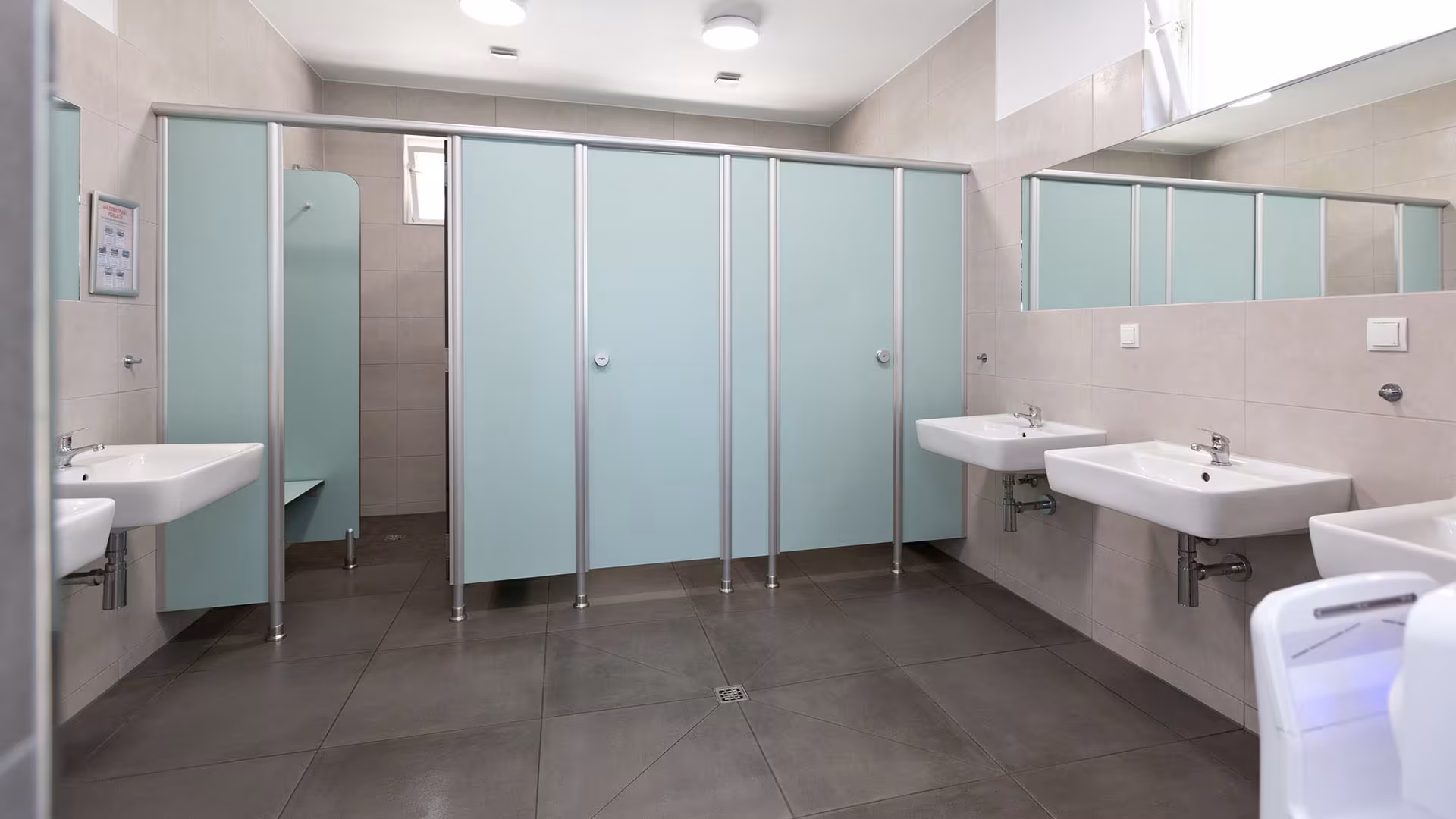 Sanitärgebäude mit WC-Kabinen und Waschbecken