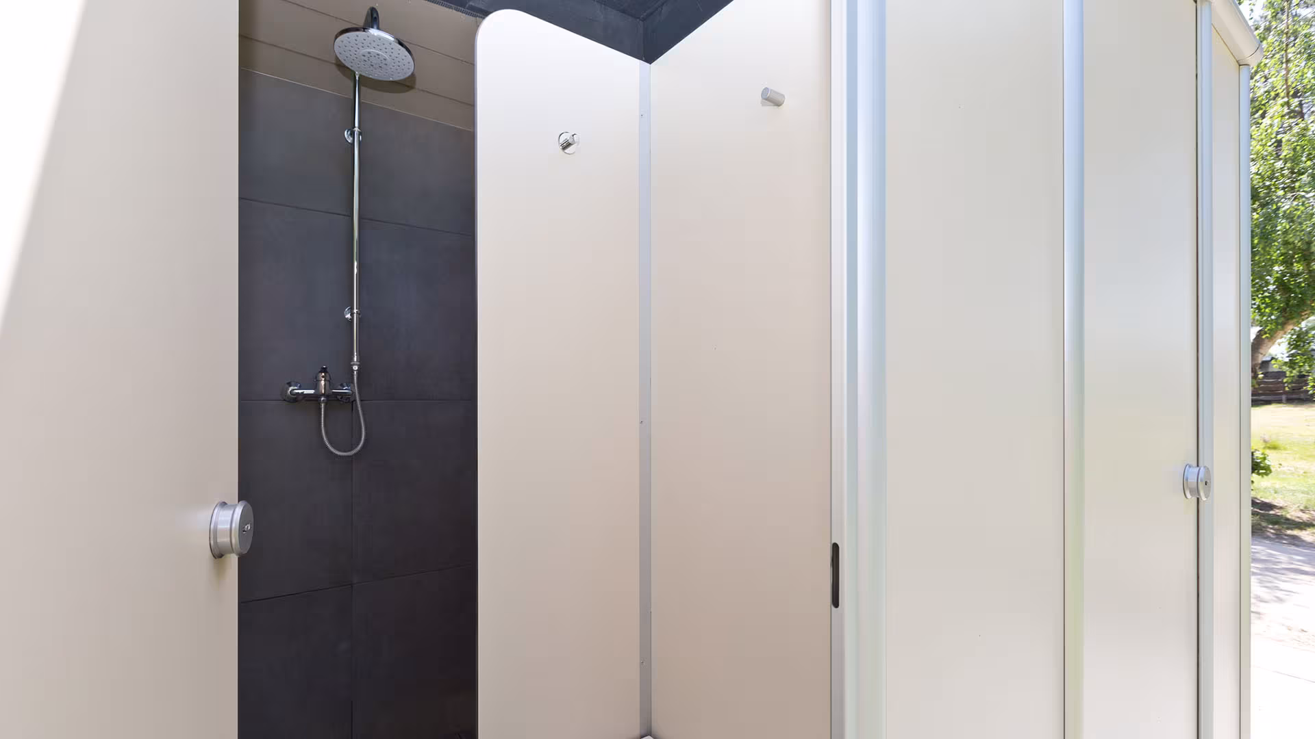 Duschkabinen in der Sanitäranlage des Campingplatzes