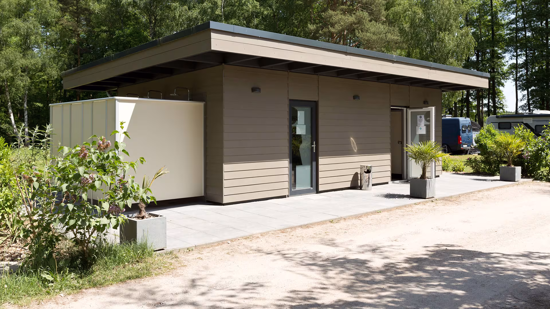 Modernes Sanitärgebäude auf dem Campingplatz Genuss-Ferien