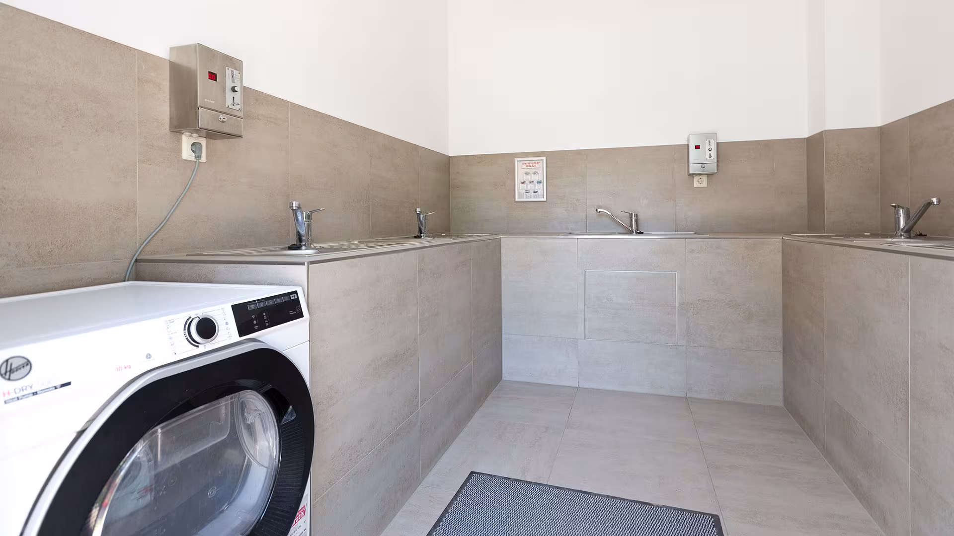 Waschmaschine und Waschbereich in der Sanitäranlage