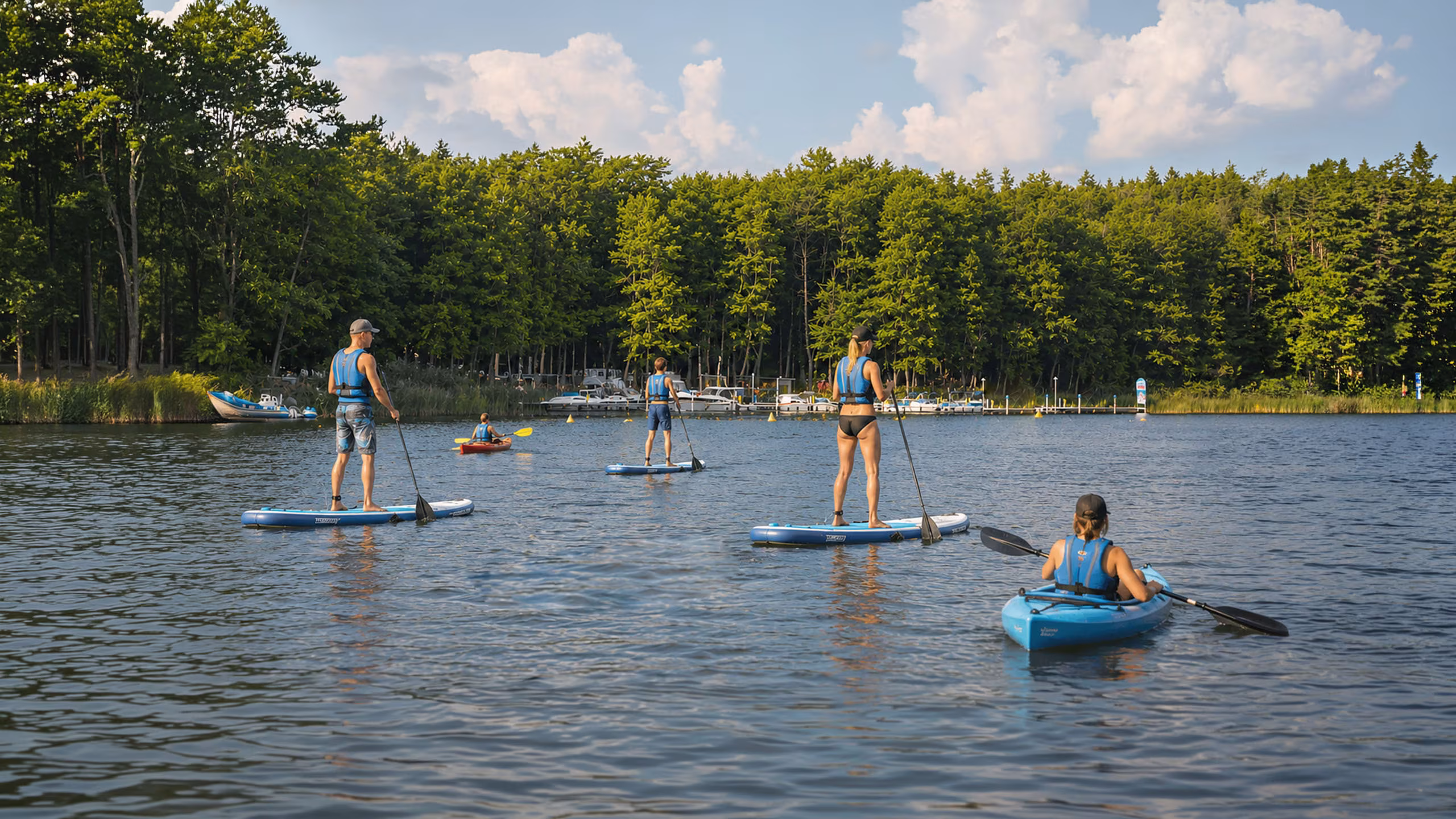 Gruppe beim Stand-Up-Paddling auf dem Jabelschen See an der Müritz