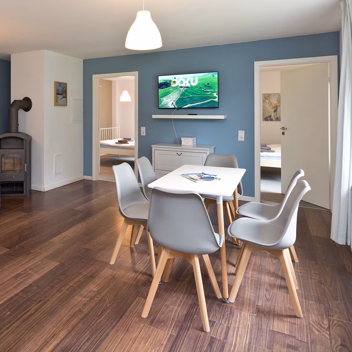 Essbereich mit Esstisch und Kaminofen in der Ferienwohnung an der Müritz in Jabel