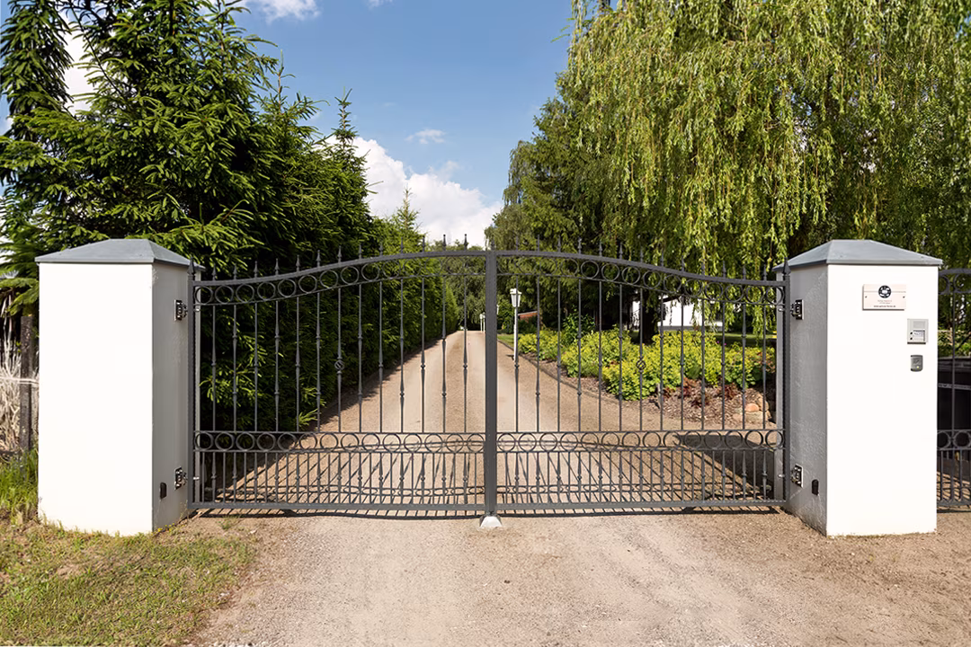 Toranlage und Zufahrt zum Ferienhaus in Jabel an der Müritz