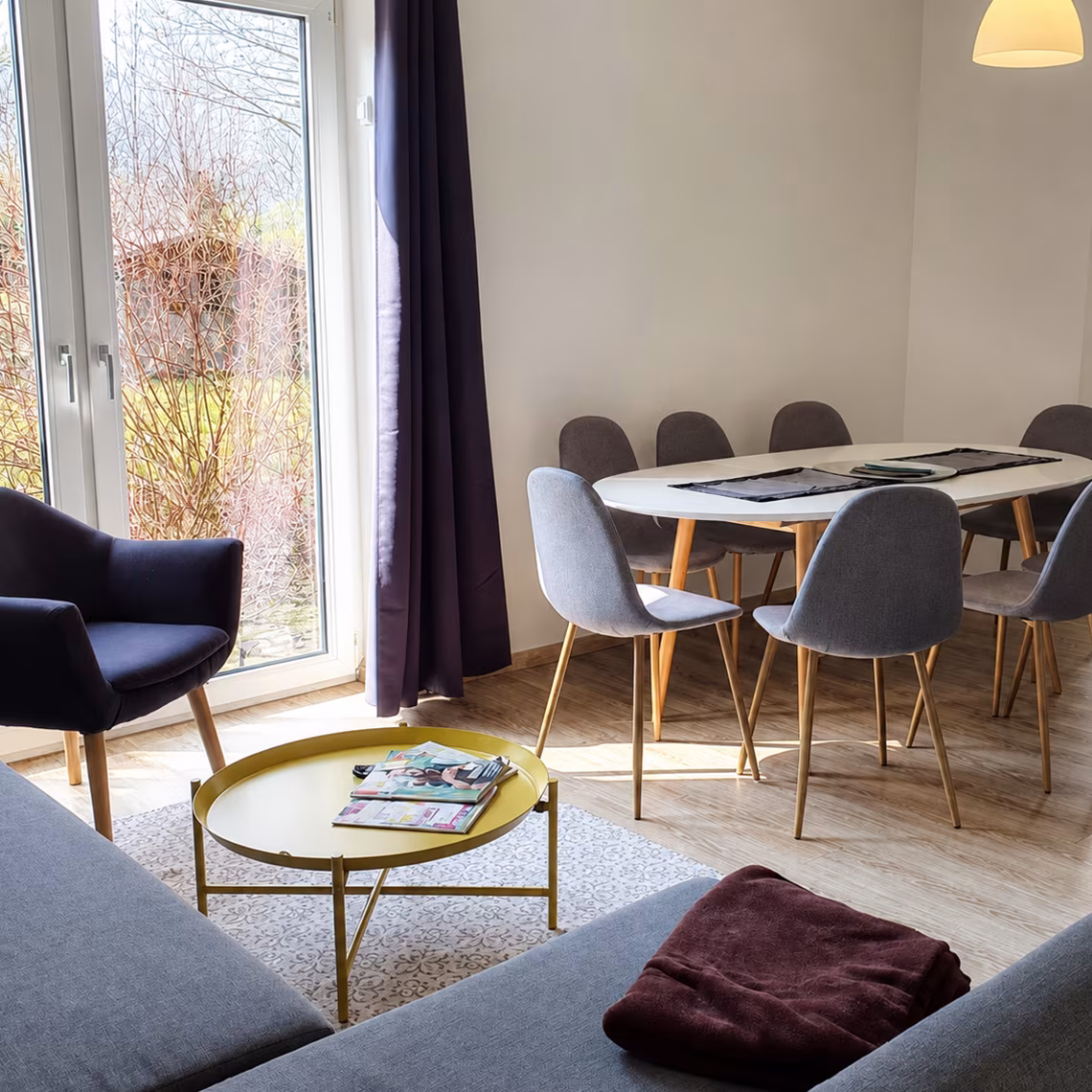 Wohn- und Essbereich mit Esstisch im Ferienhaus an der Müritz in Jabel