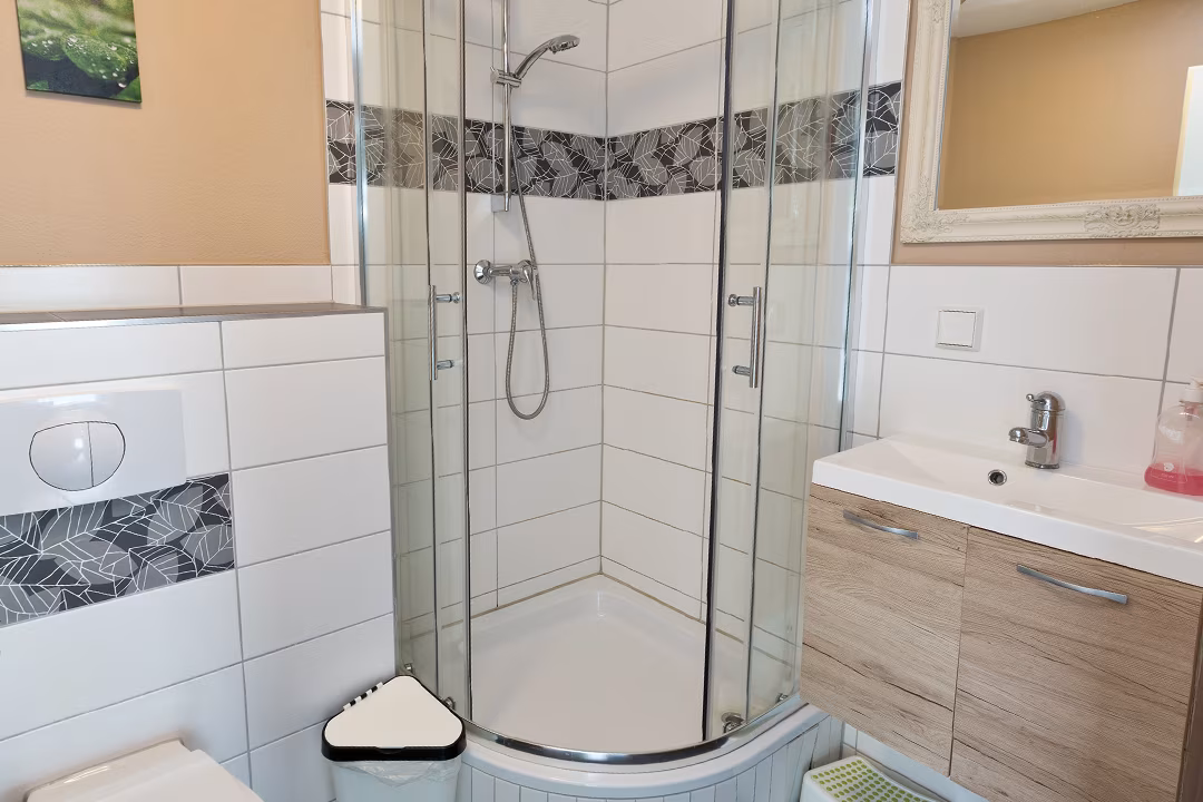 Badezimmer mit Dusche und Badewanne in der Ferienwohnung an der Müritz in Jabel
