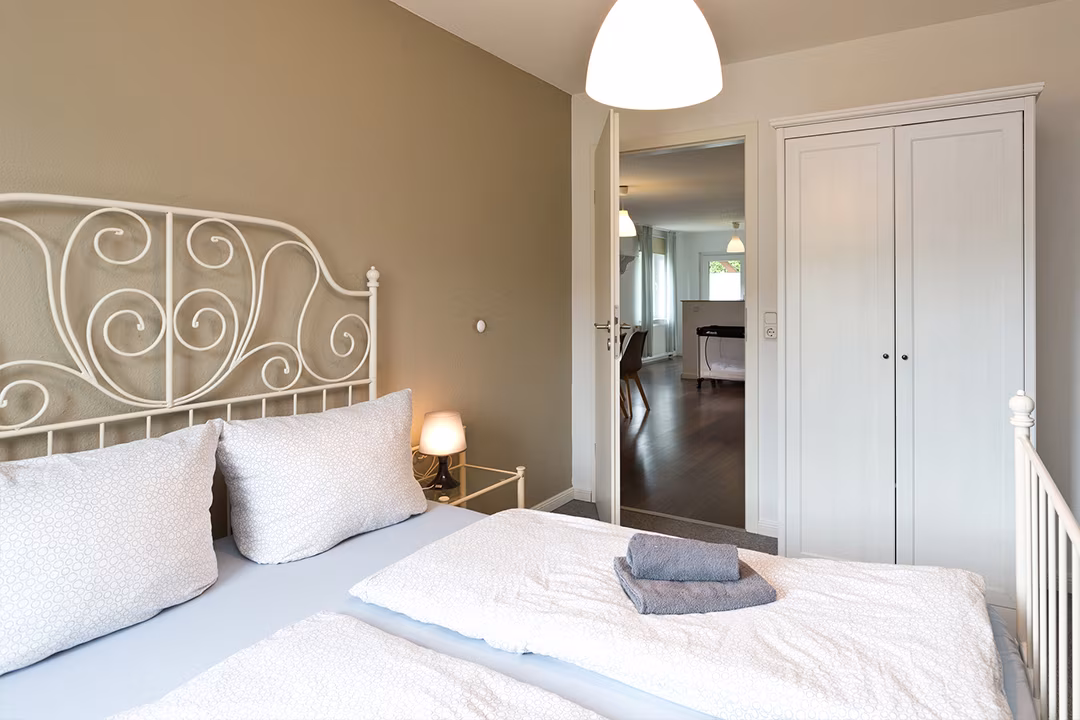 Schlafzimmer mit Doppelbett und Kleiderschrank im Ferienhaus an der Müritz in Jabel