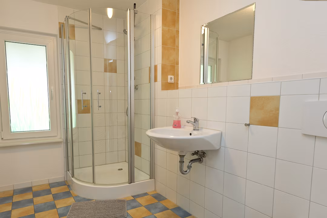 Badezimmer mit Dusche im Ferienhaus an der Müritz in Jabel