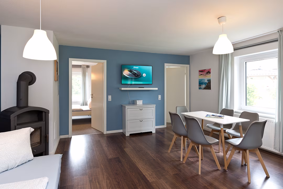 Wohnbereich mit Kaminofen und Essplatz in der Ferienwohnung an der Müritz in Jabel