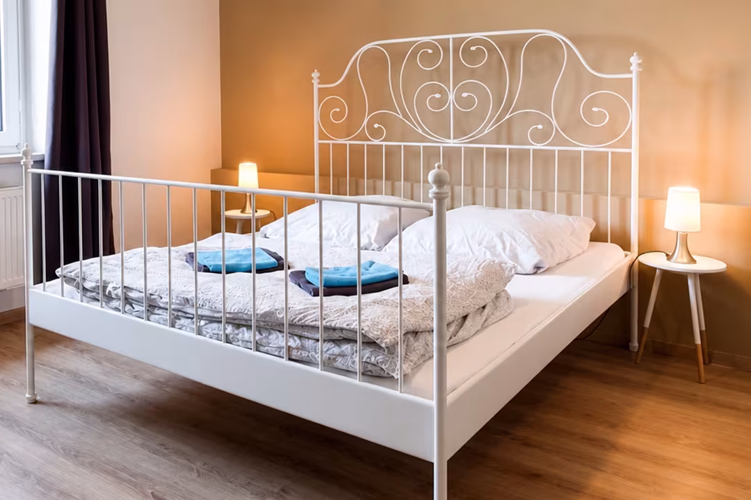 Schlafzimmer mit Doppelbett in der Ferienwohnung an der Müritz in Jabel