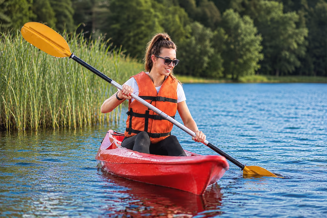 Kajaktour mit Schwimmweste an der Müritz in Jabel