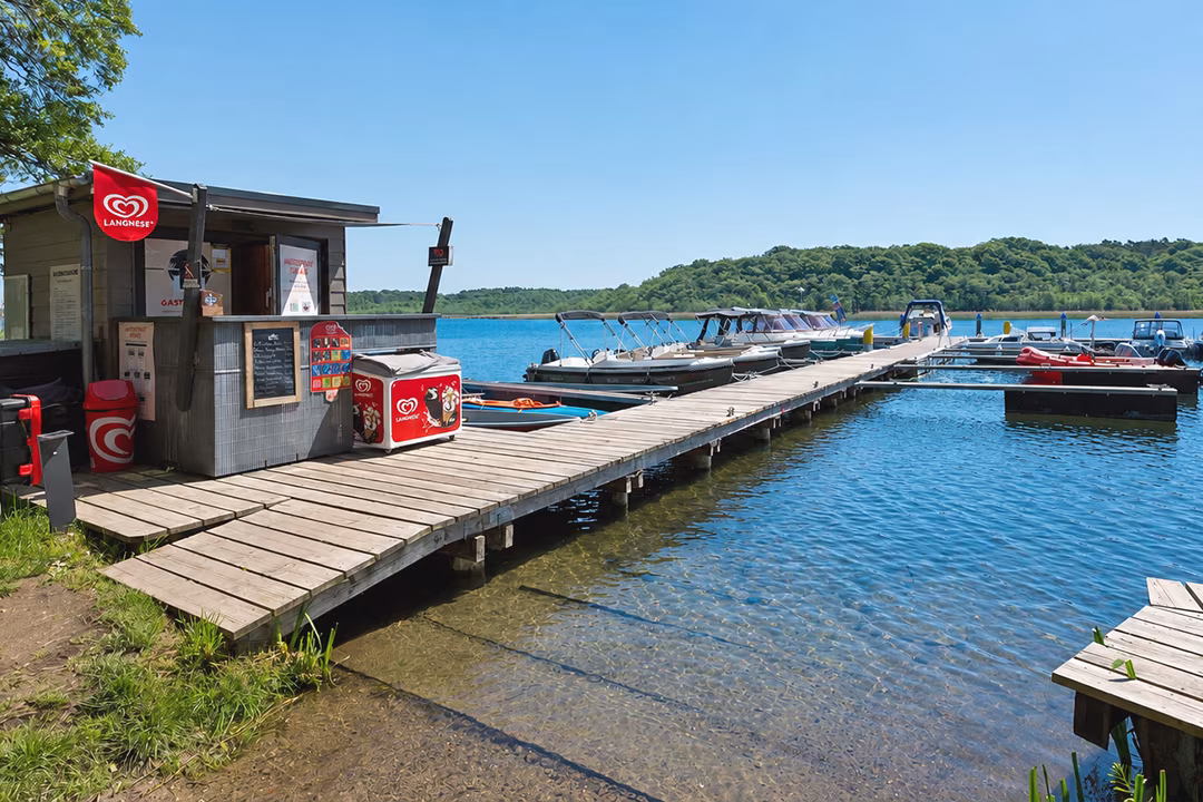 Hafen mit Steg und Bootsverleih am Jabelschen See in Jabel