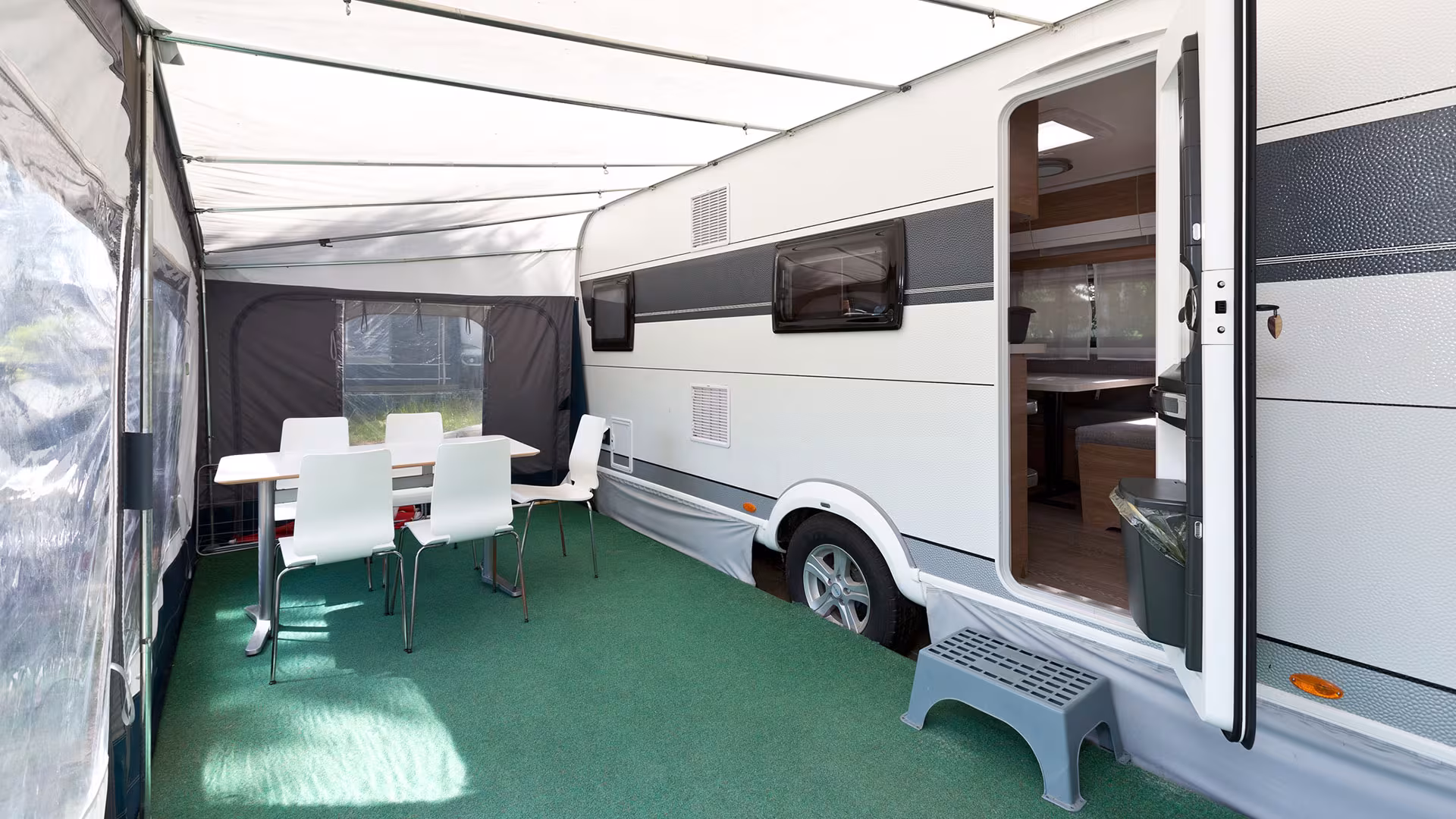 Miet-Wohnwagen mit Vorzelt und Terrasse auf dem Campingplatz Genuss-Ferien