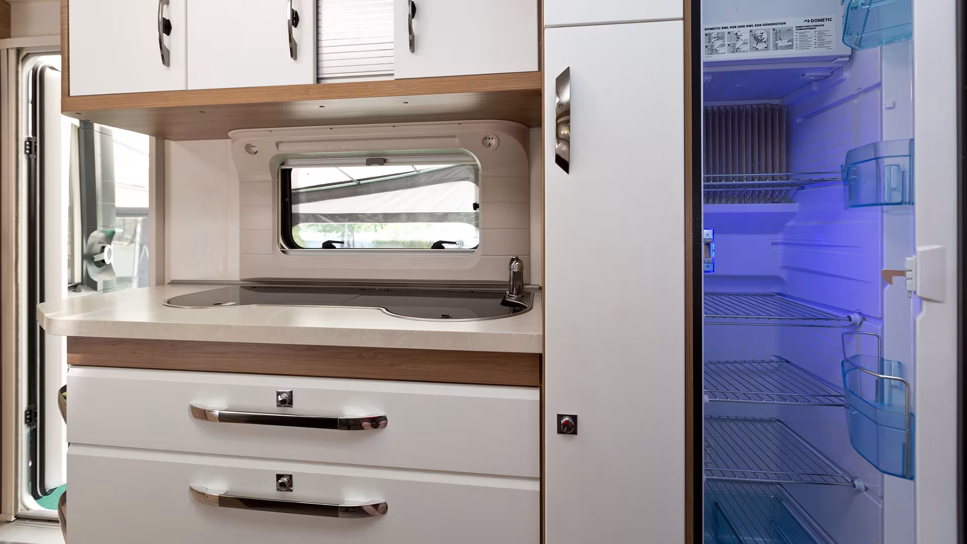 Küche mit Kühlschrank im Miet-Wohnwagen