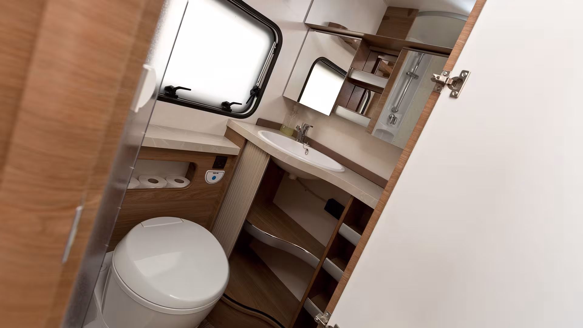 Badezimmer mit WC im Miet-Wohnwagen