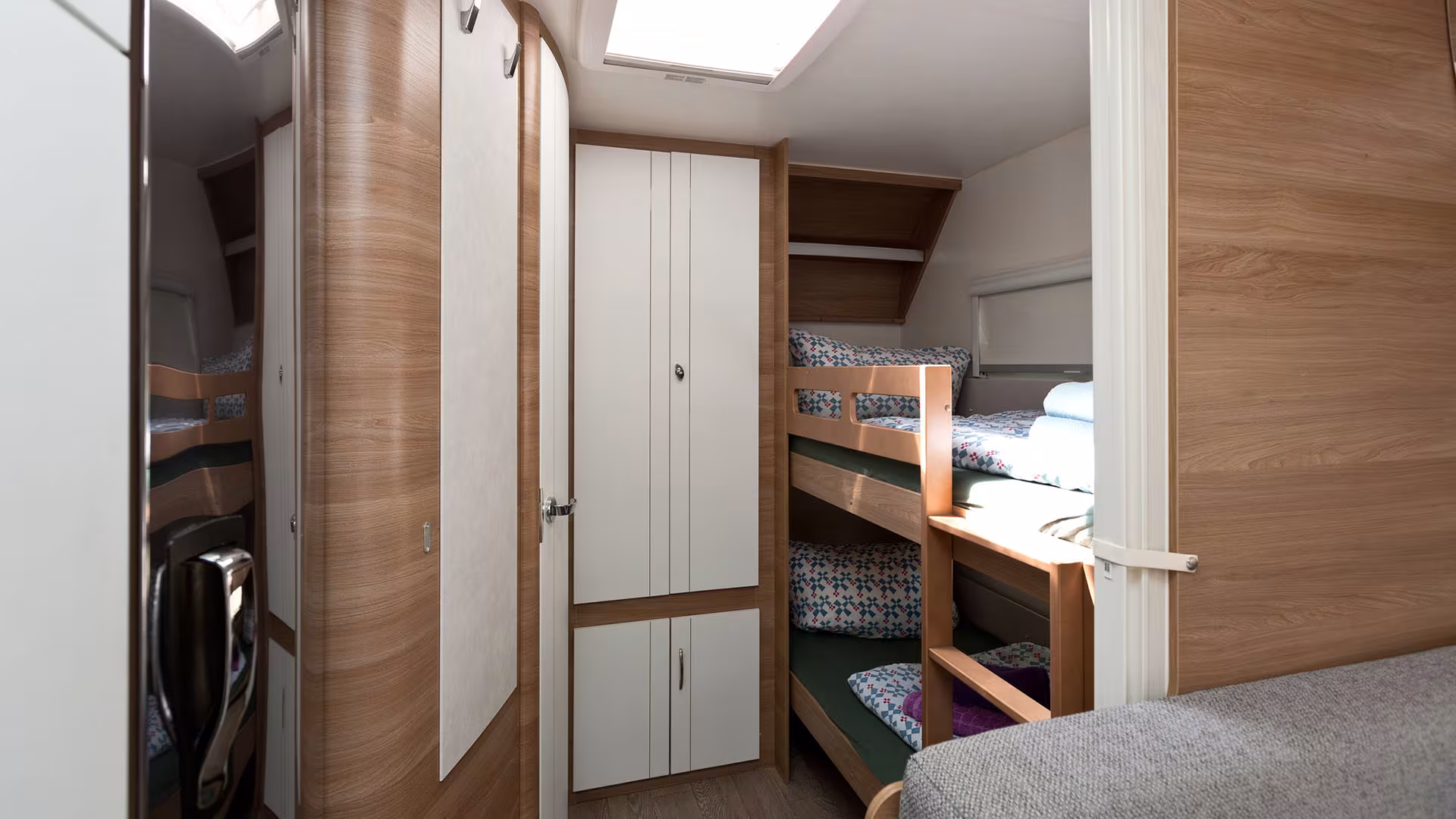 Etagenbetten und Kleiderschrank im Miet-Wohnwagen