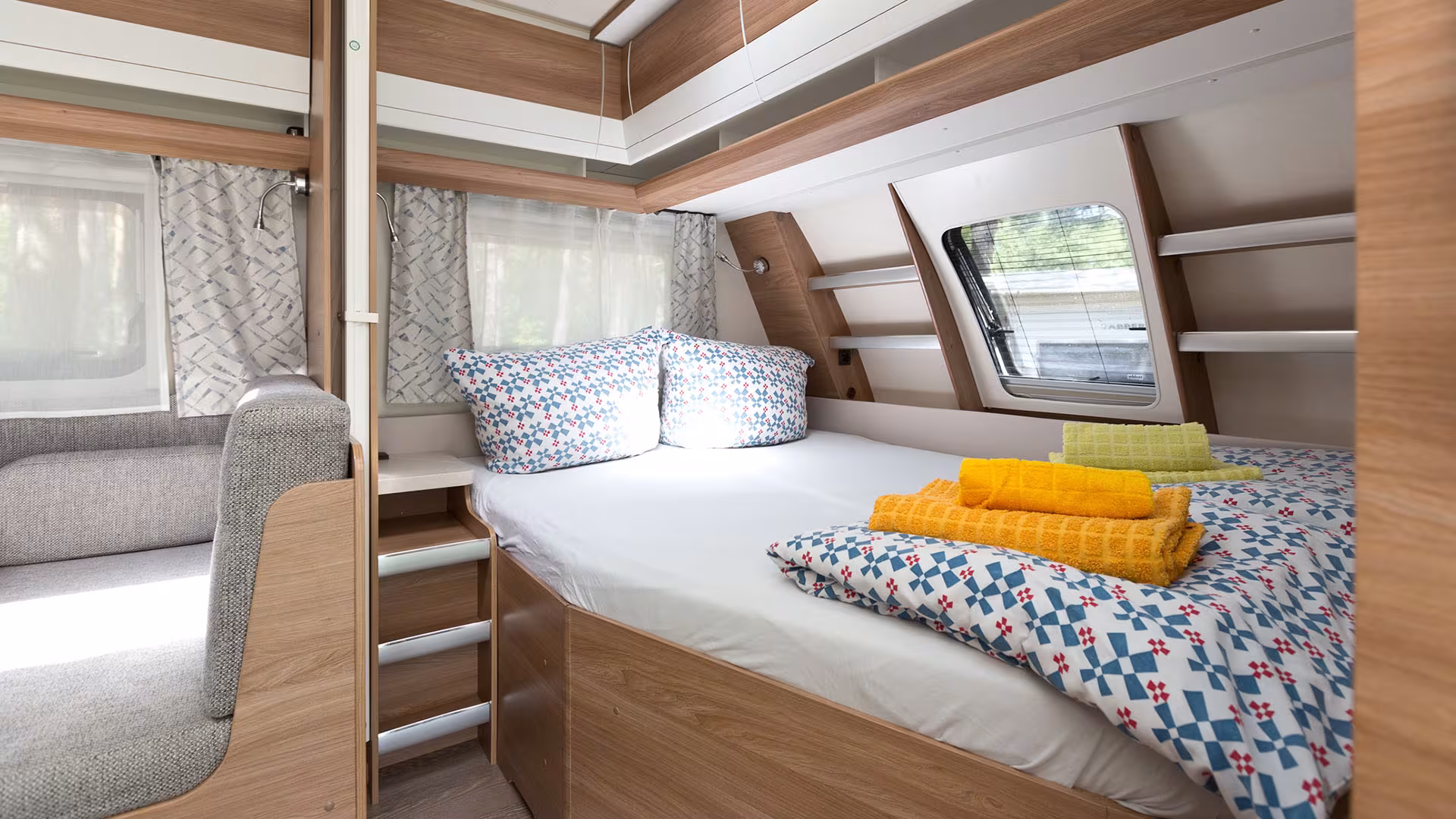 Schlafbereich mit Bett im Miet-Wohnwagen
