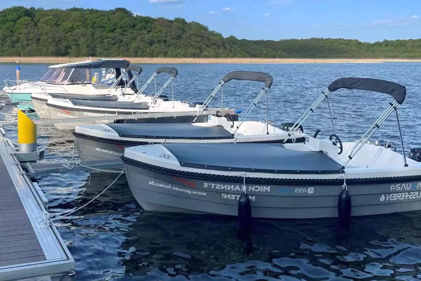 Mietboote am Steg im Hafen an der Müritz in Jabel