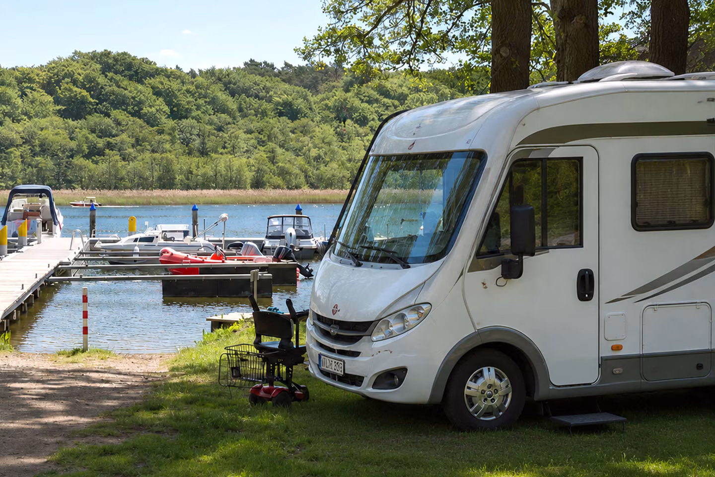 Wohnmobil-Stellplatz am Hafen mit Bootsliegeplätzen in Jabel an der Müritz